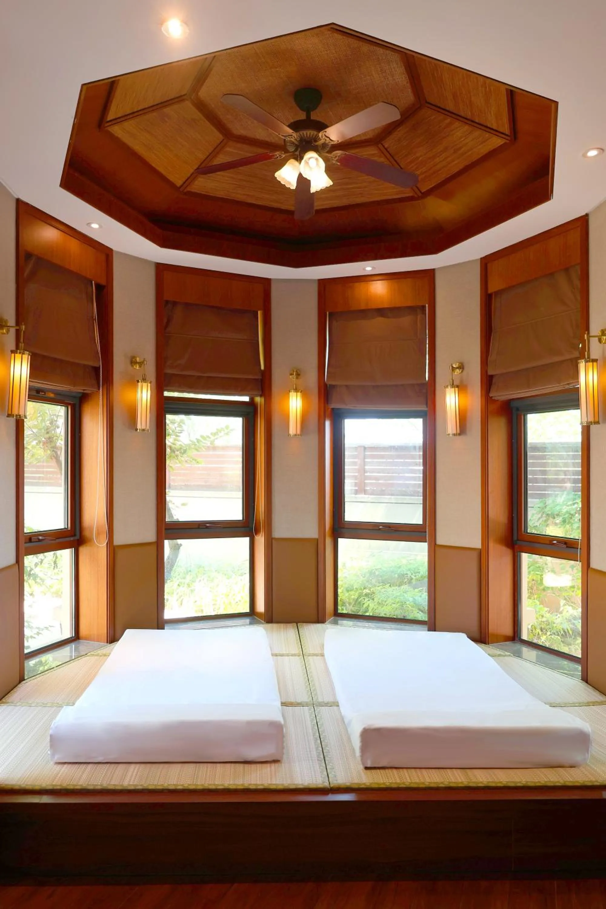 Property building, Bed in Holiday Inn Dalian Hot Spring by IHG