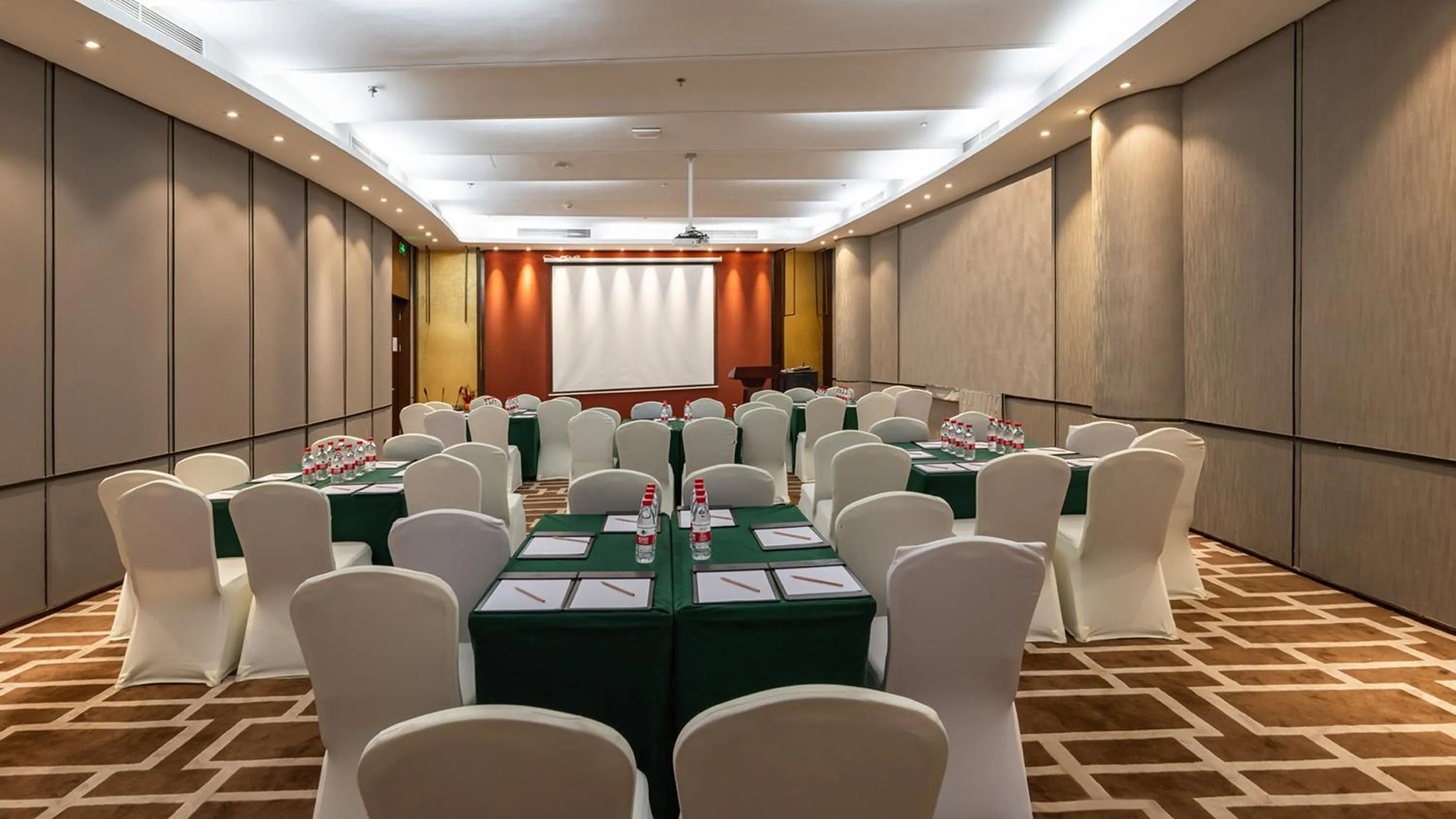 Meeting/conference room in Holiday Inn Dalian Hot Spring by IHG