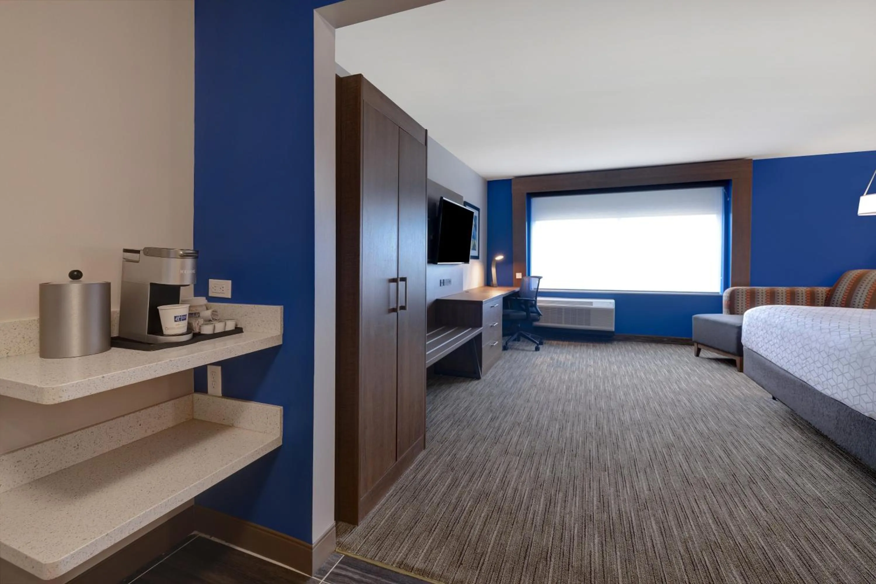 Photo of the whole room, Bed in Holiday Inn Express & Suites - Grand Rapids South - Wyoming, an IHG Hotel