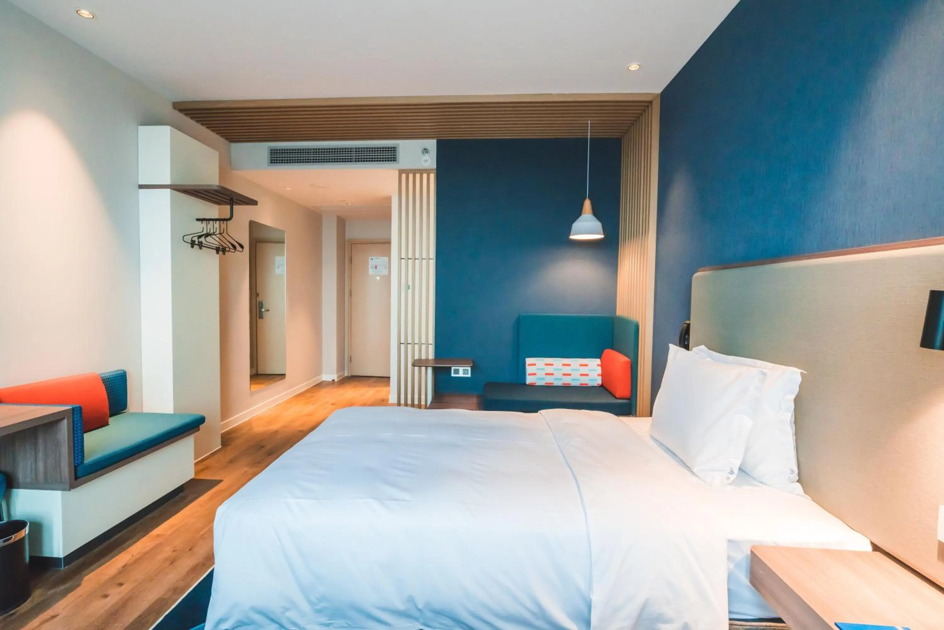 Photo of the whole room, Bed in Holiday Inn Express Pengzhou Downtown by IHG