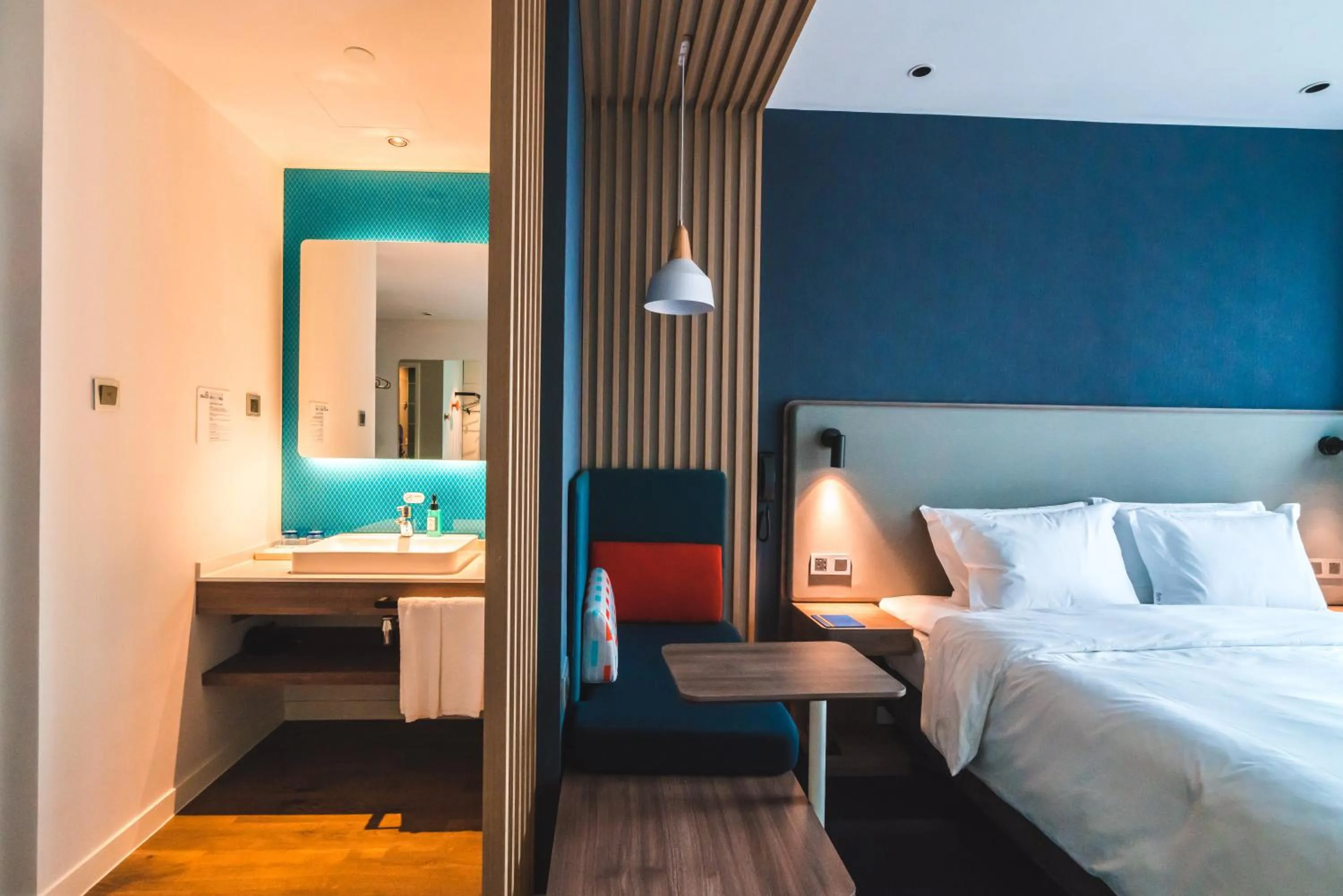 Photo of the whole room, Bed in Holiday Inn Express Pengzhou Downtown by IHG