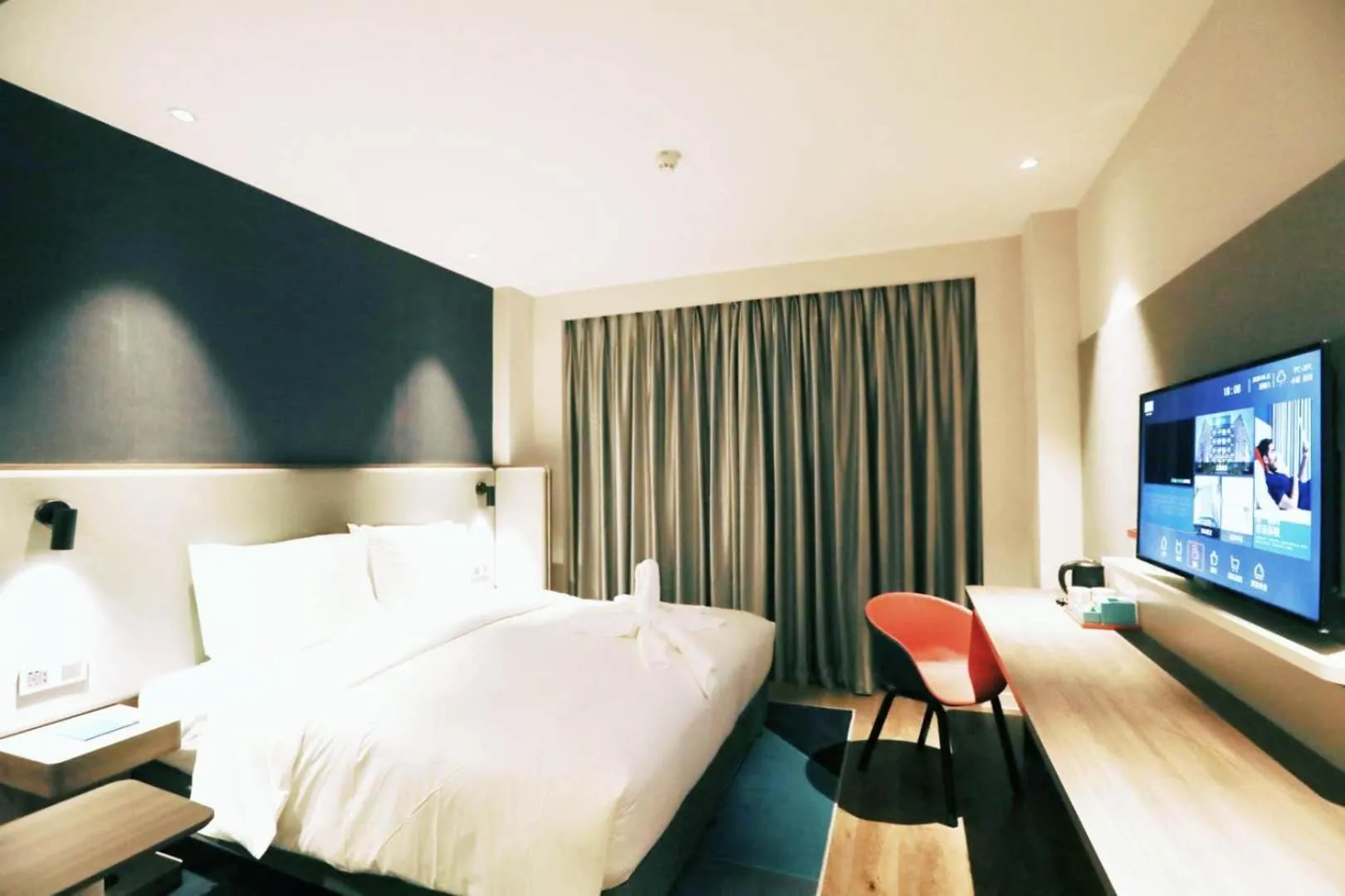 Bed in Holiday Inn Express Pengzhou Downtown by IHG