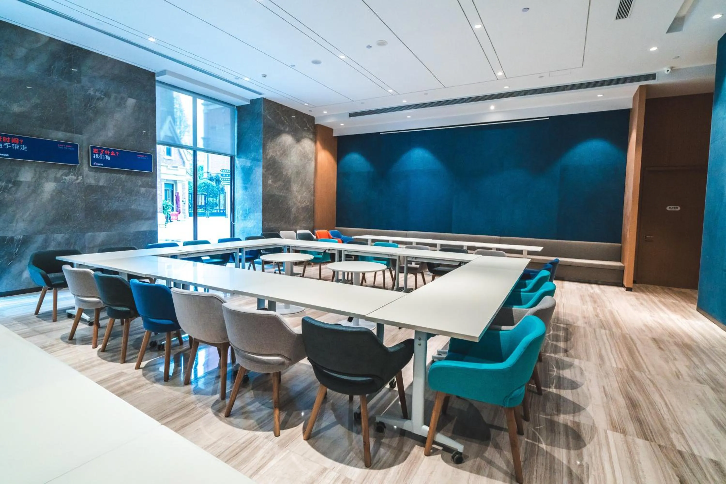 Meeting/conference room in Holiday Inn Express Pengzhou Downtown by IHG
