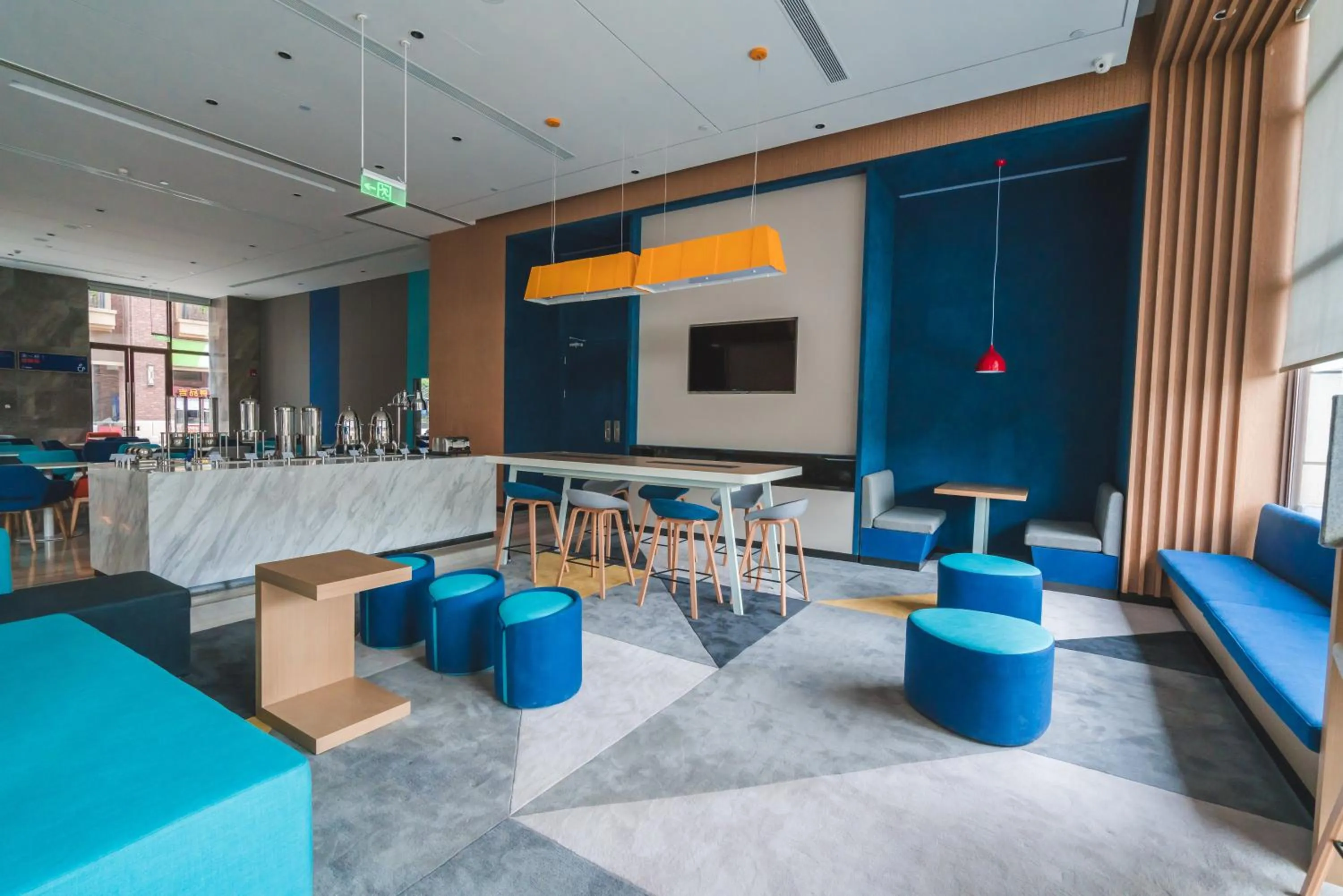 Lounge or bar in Holiday Inn Express Pengzhou Downtown by IHG