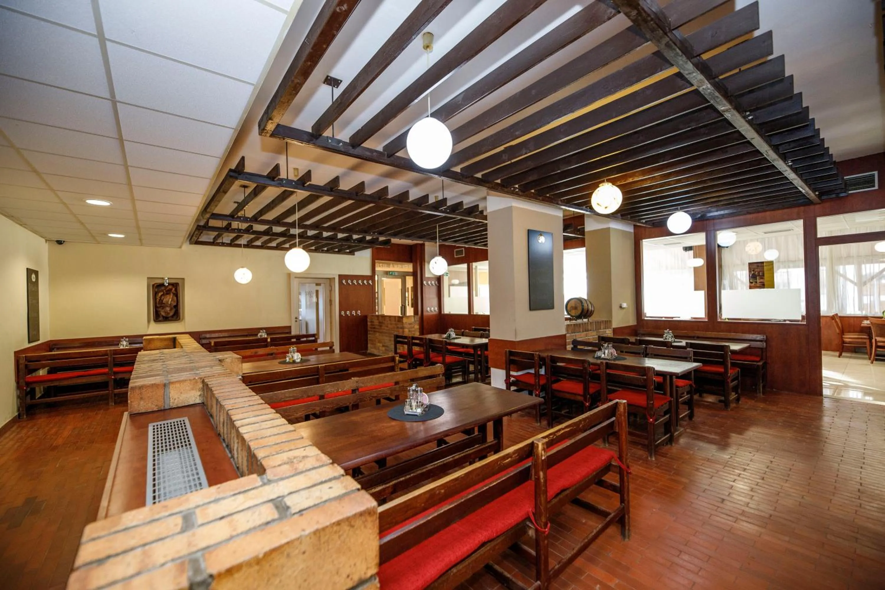 Restaurant/places to eat in Hotel Opera