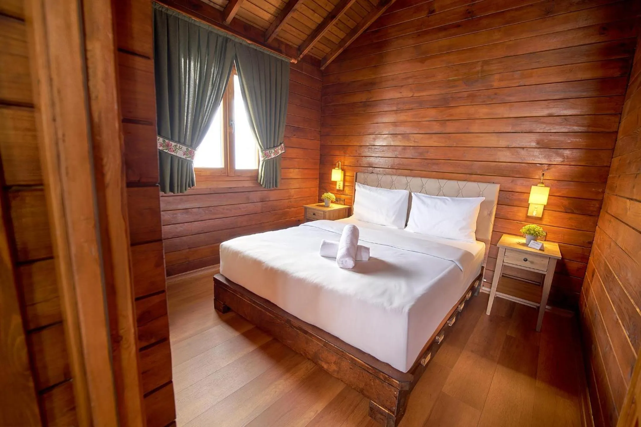 Bed in Flora Handüzü Resort & Wellness Bungalow Hotel