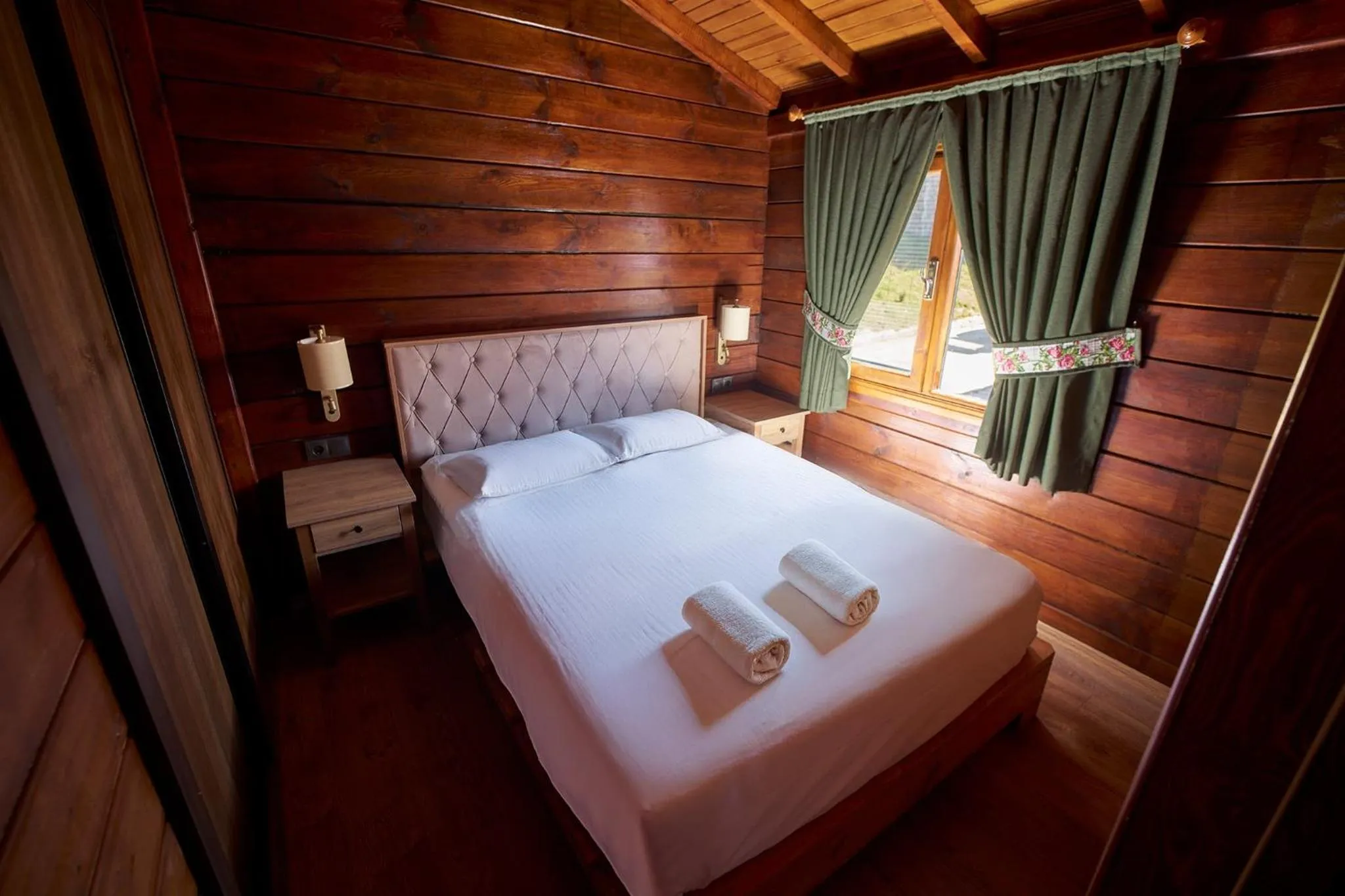 Bed in Flora Handüzü Resort & Wellness Bungalow Hotel