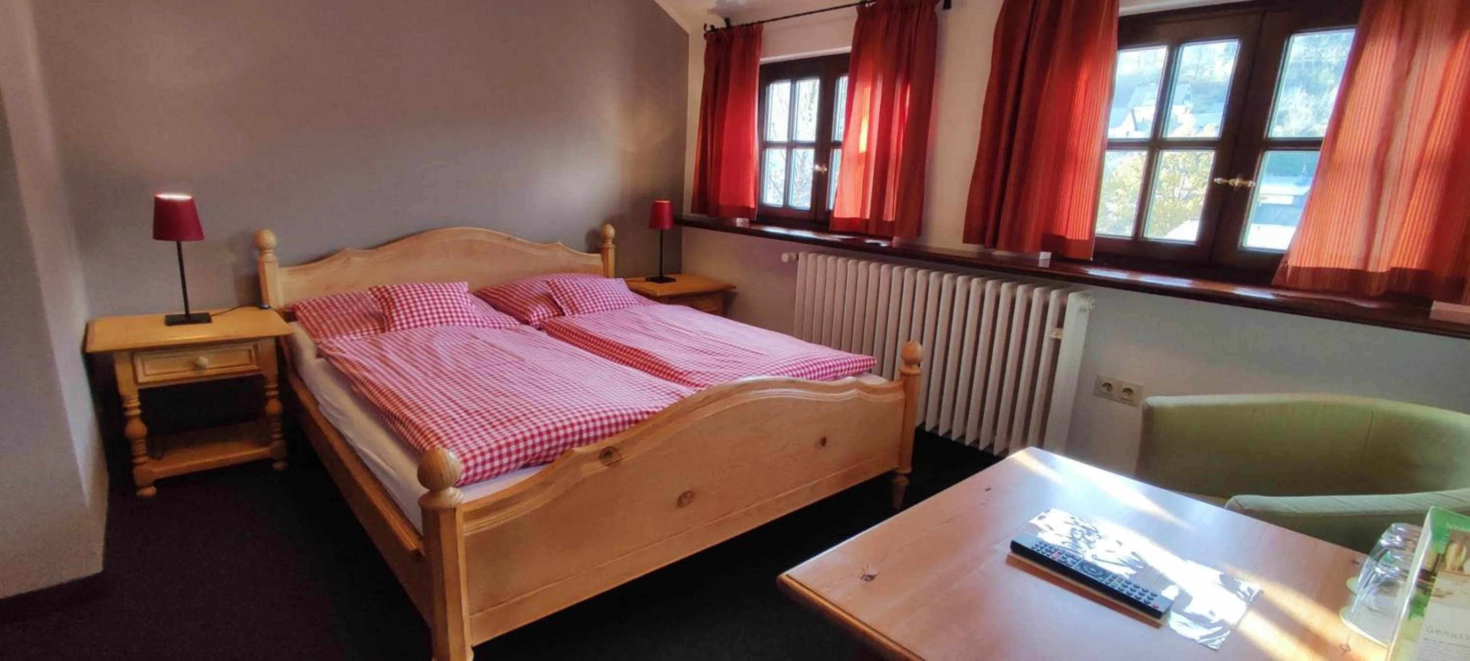 Quiet street view, Bed in Boutique-Hotel Weigels Bergfreiheit