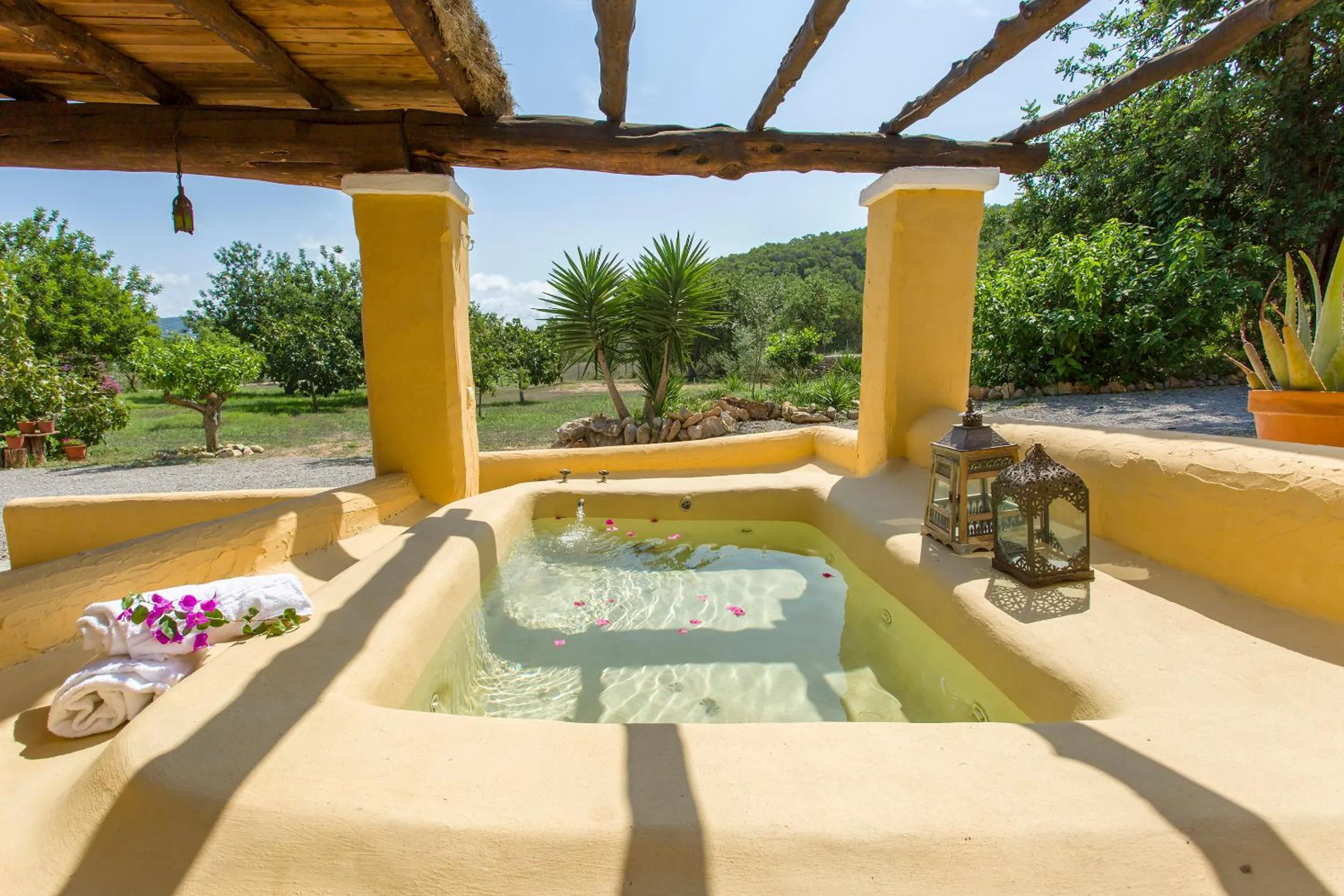 Hot Spring Bath in LAS MARIPOSAS