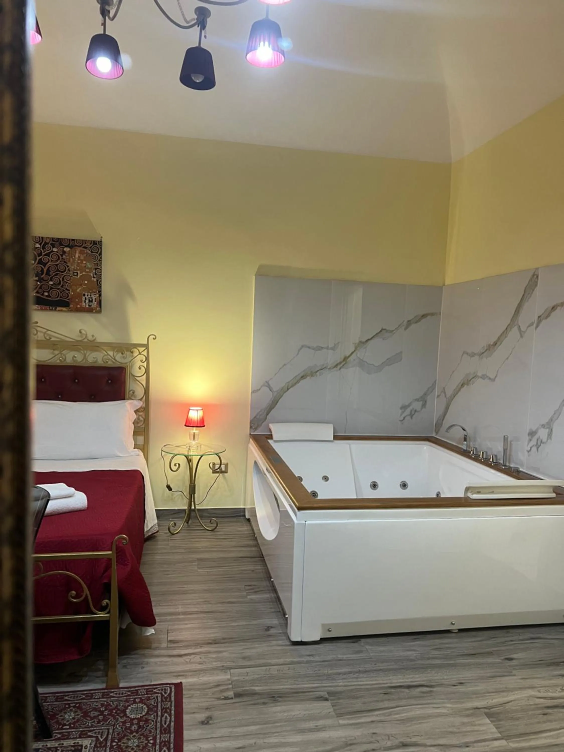 Hot Tub in Duca di Uzeda Bed and Breakfast