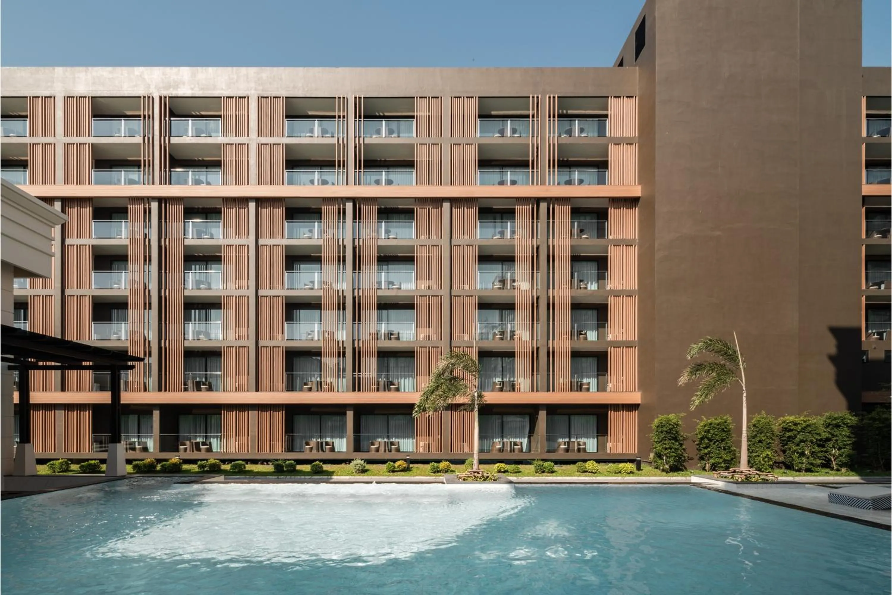 Swimming pool in Mandarin Eastville, Pattaya - SHA Extra Plus