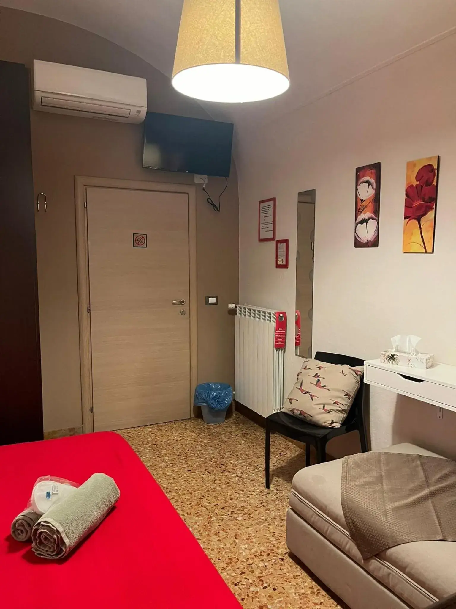 Single Room with Private External Bathroom - single occupancy in Colorado Home Single Room with Private External Bathroom - single occupancy in Colorado Home