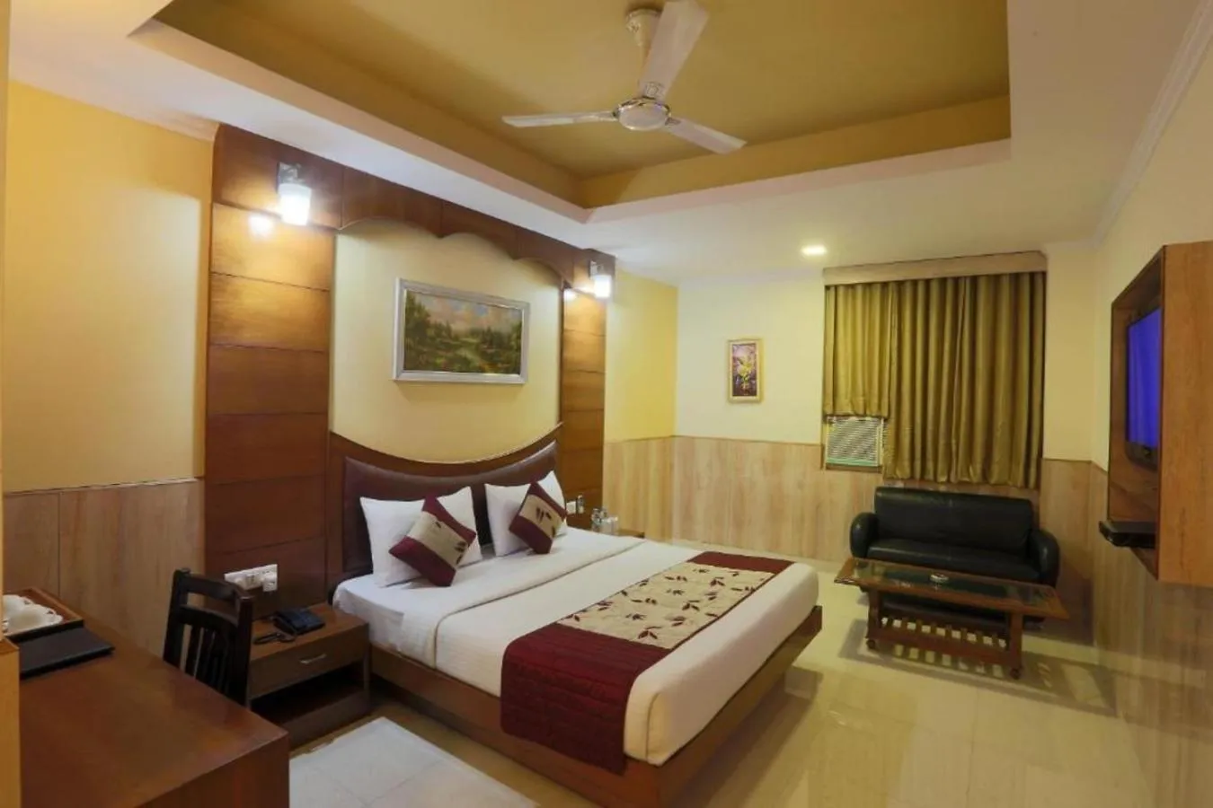 Communal lounge/ TV room in Hotel Castle Blue New Delhi Near IGI Airport