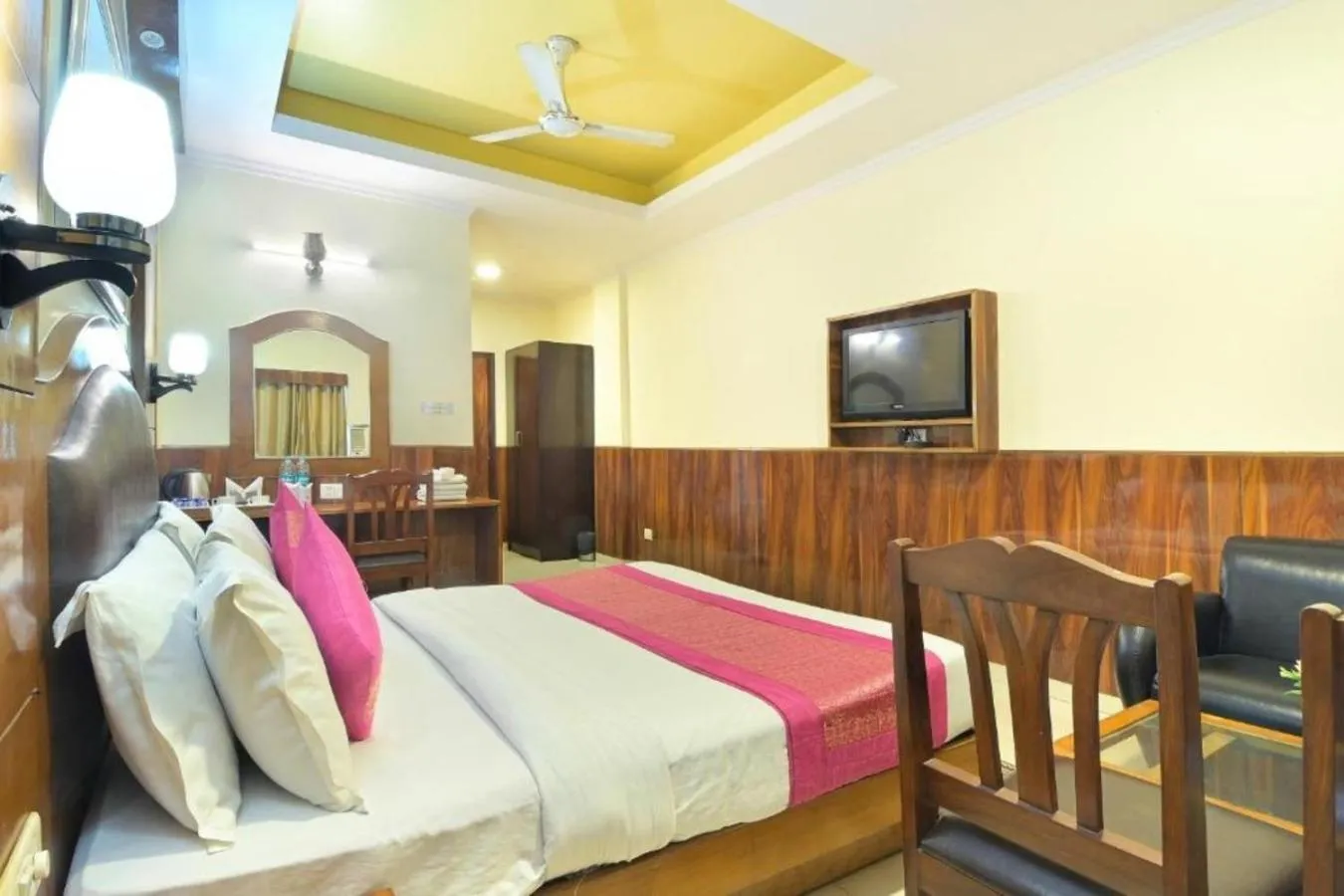 Communal lounge/ TV room in Hotel Castle Blue New Delhi Near IGI Airport