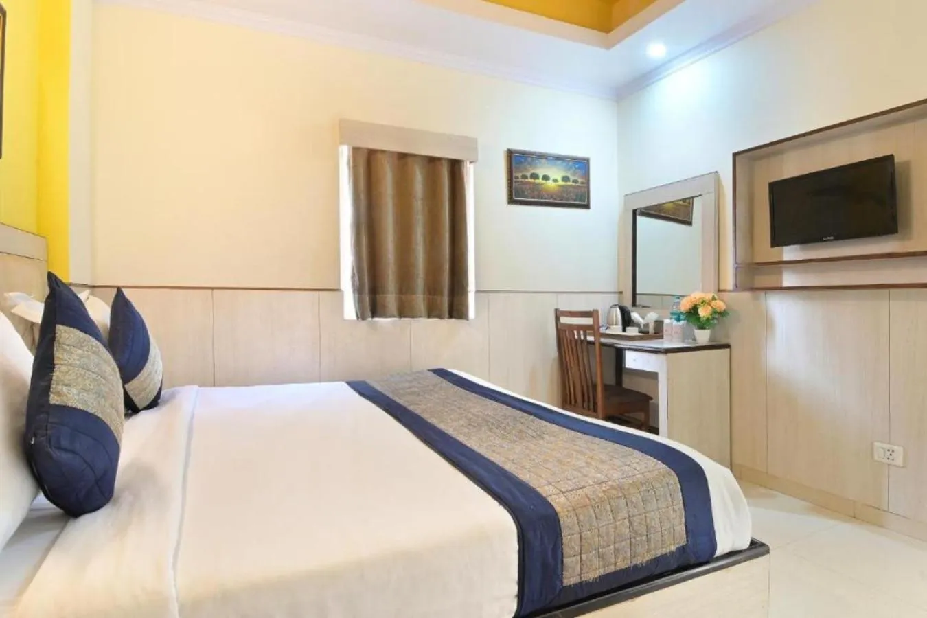 Communal lounge/ TV room in Hotel Castle Blue New Delhi Near IGI Airport