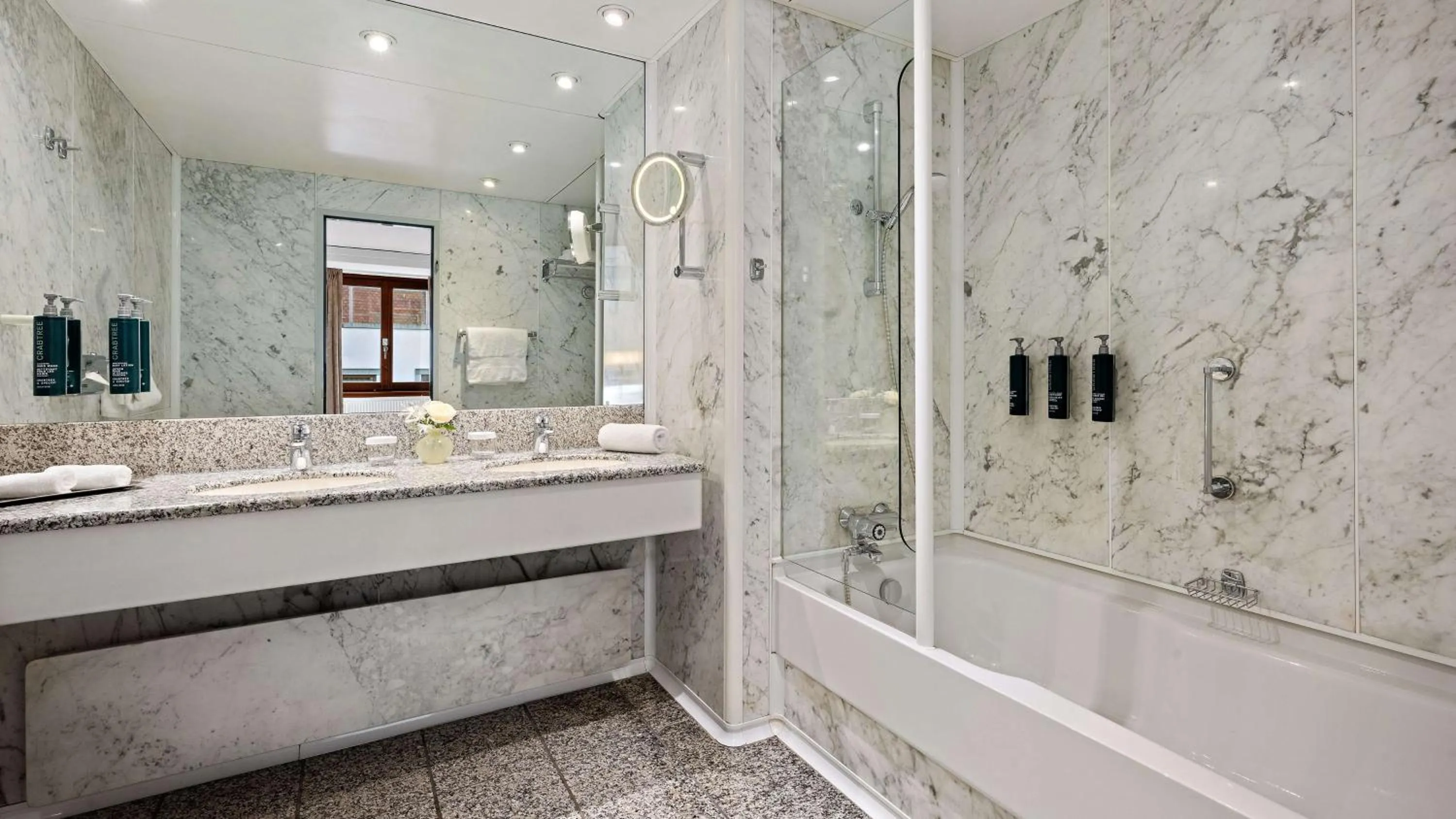 Bathroom in Hilton Dresden an der Frauenkirche