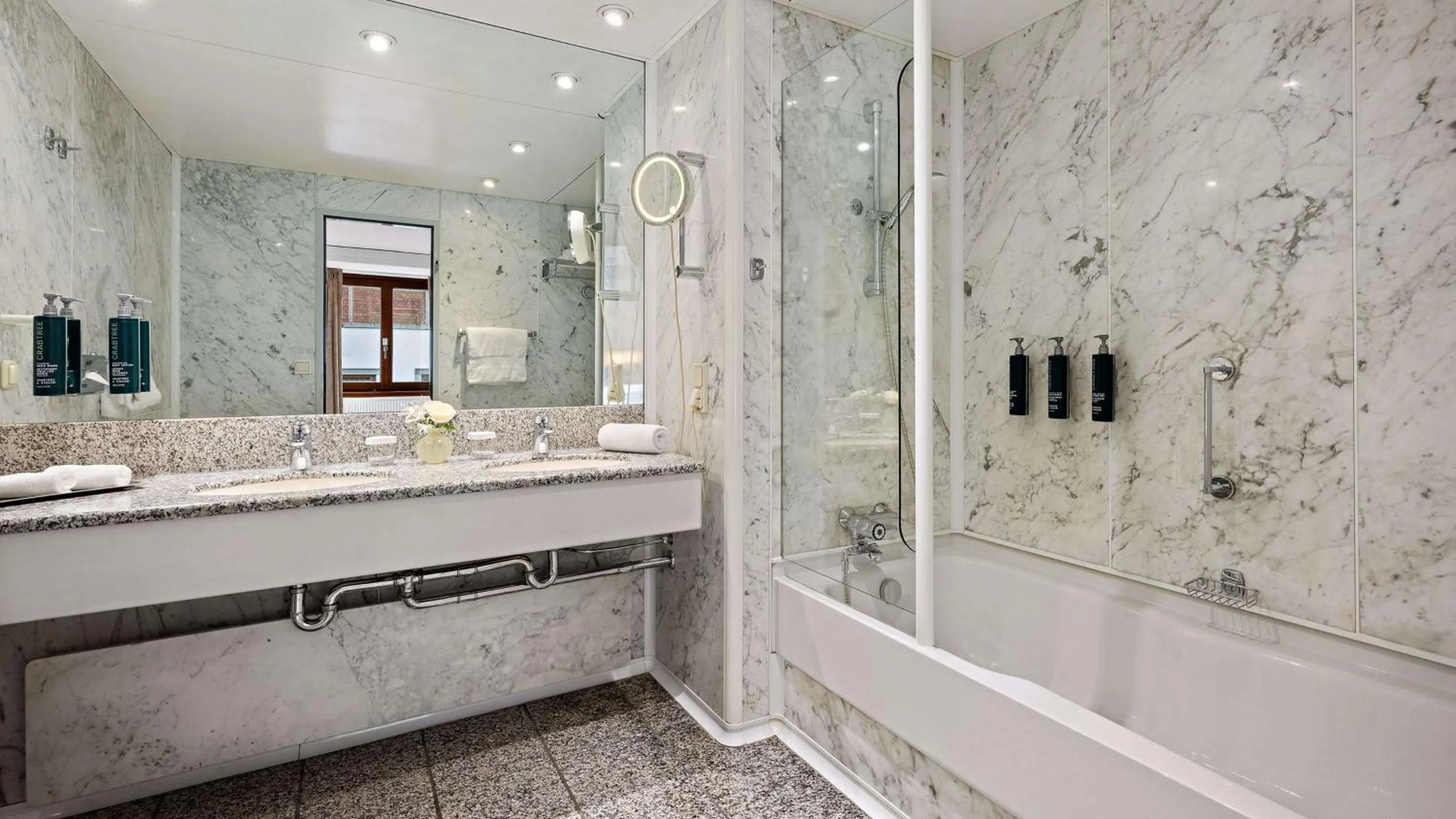 Bathroom in Hilton Dresden an der Frauenkirche