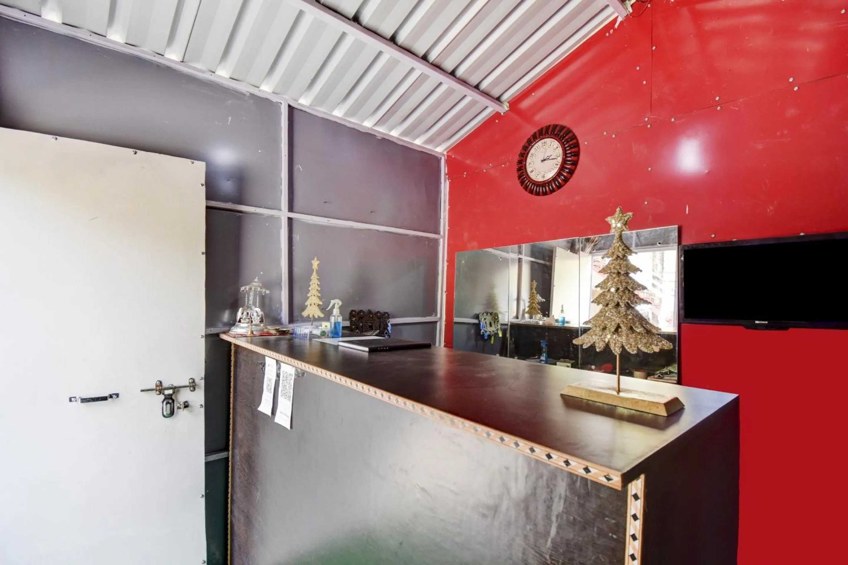 Lobby or reception in Hotel O by OYO Pine Tree