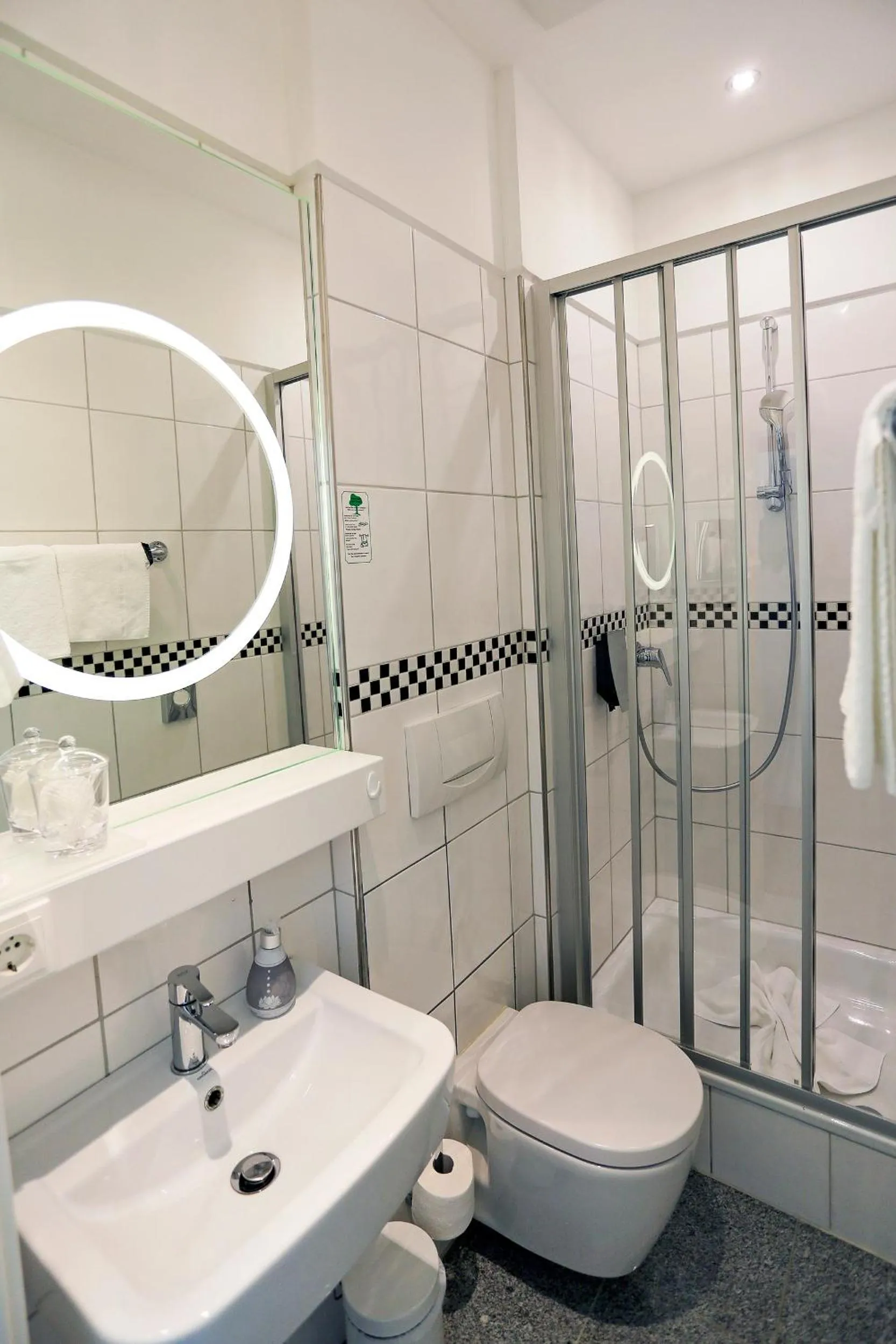 Shower in Hotel SONATA