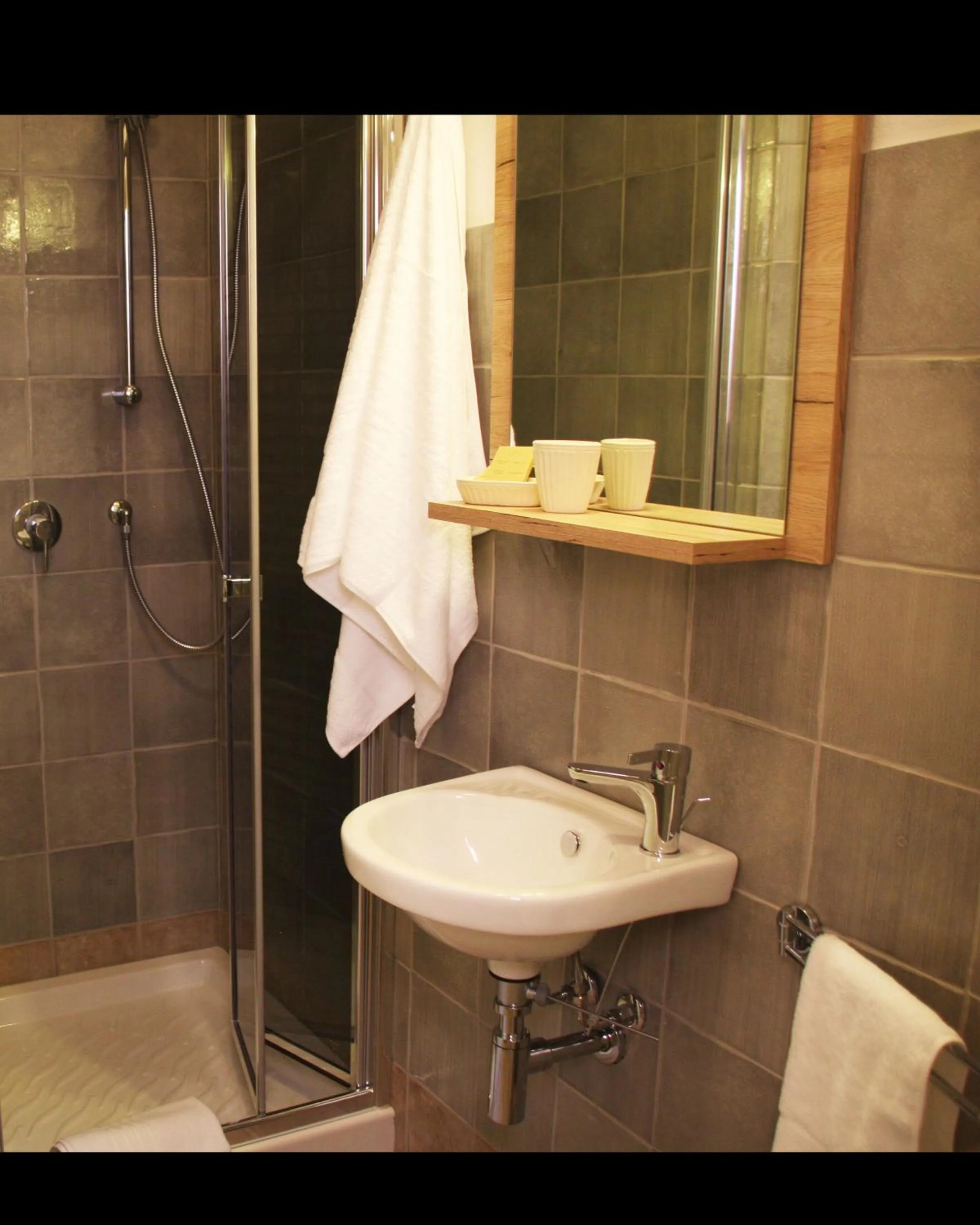 Shower in L'Alloggio-Not just rooms