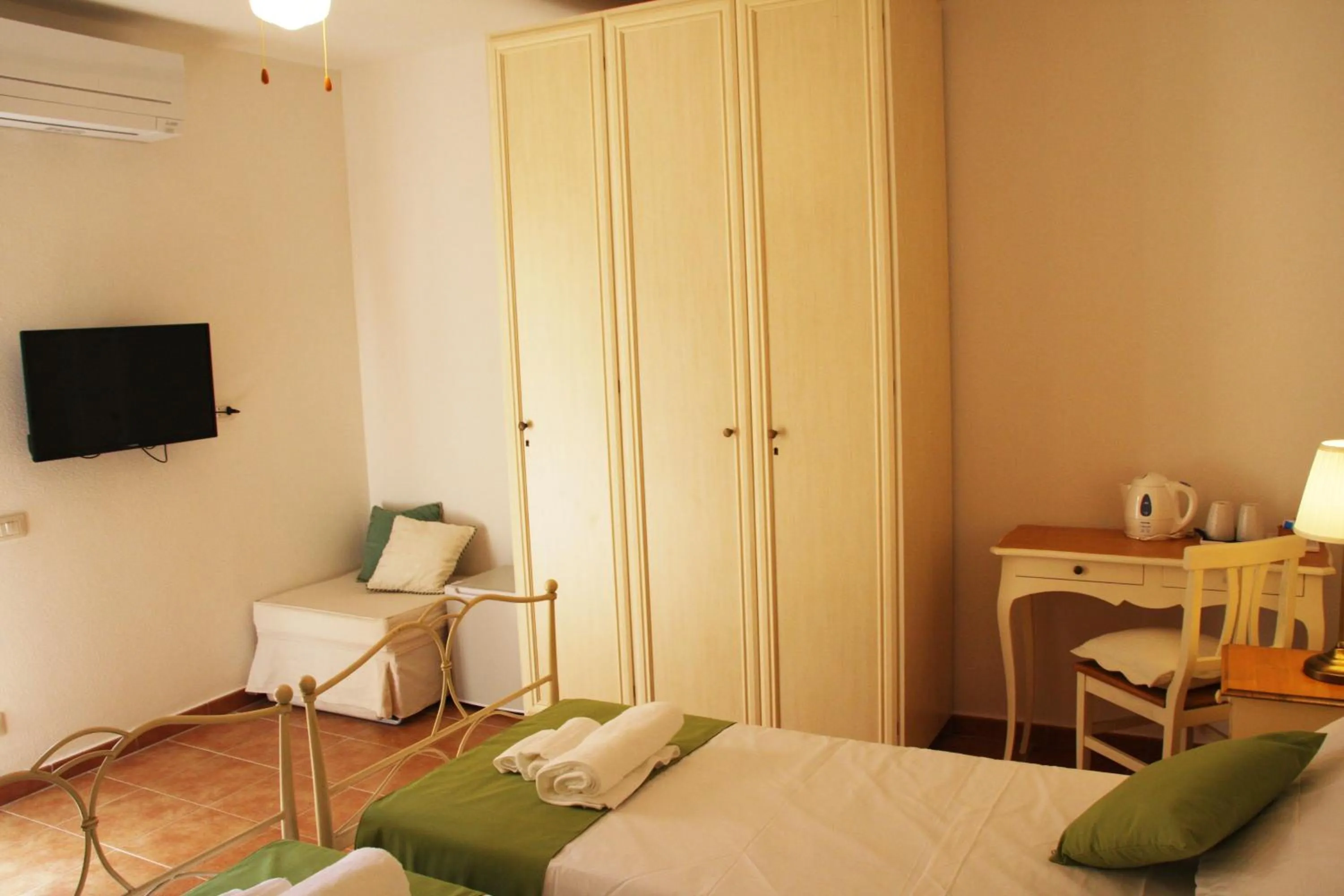 TV and multimedia, Bed in L'Alloggio-Not just rooms