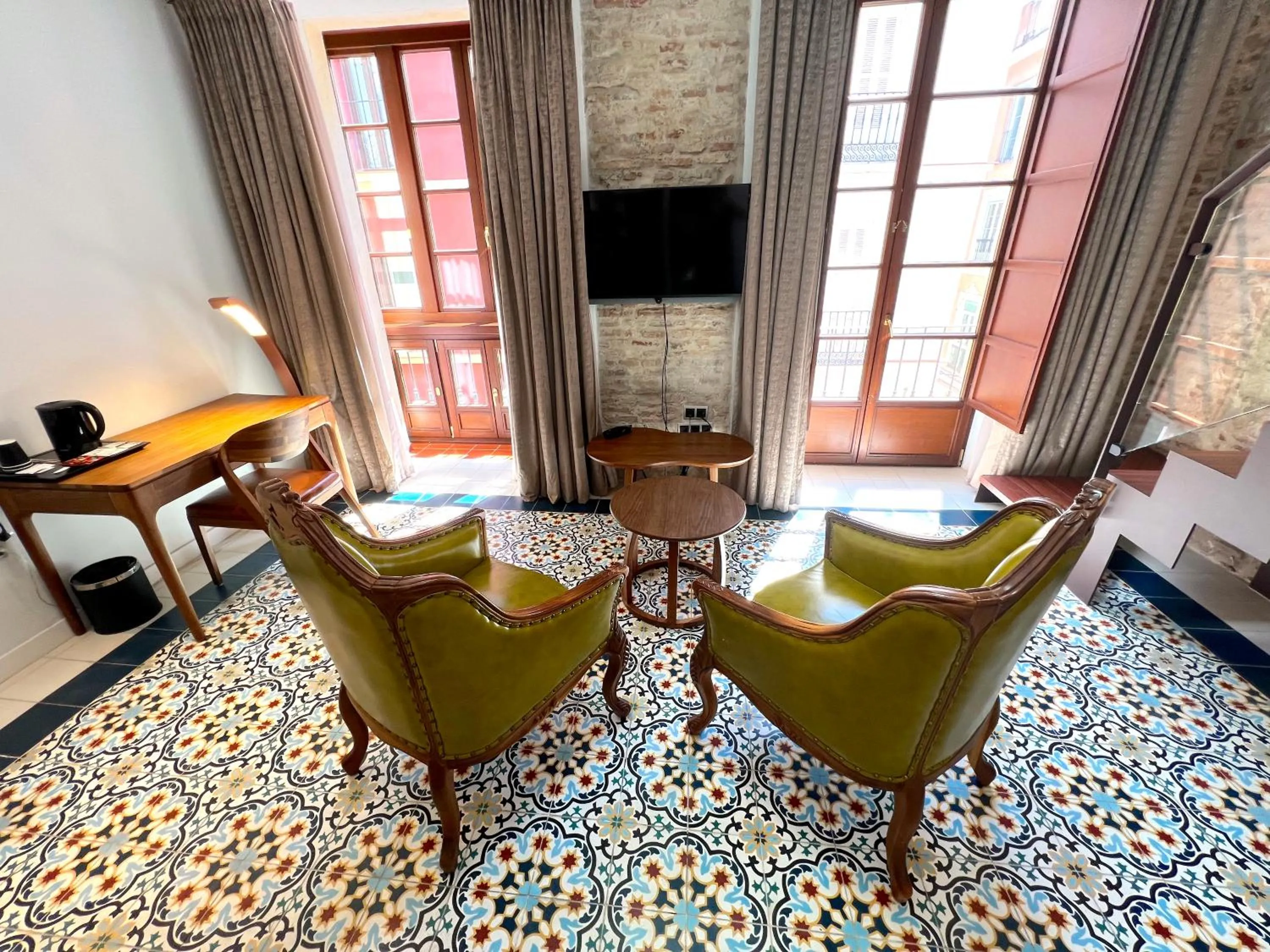 TV and multimedia in Anahita Boutique Hotel