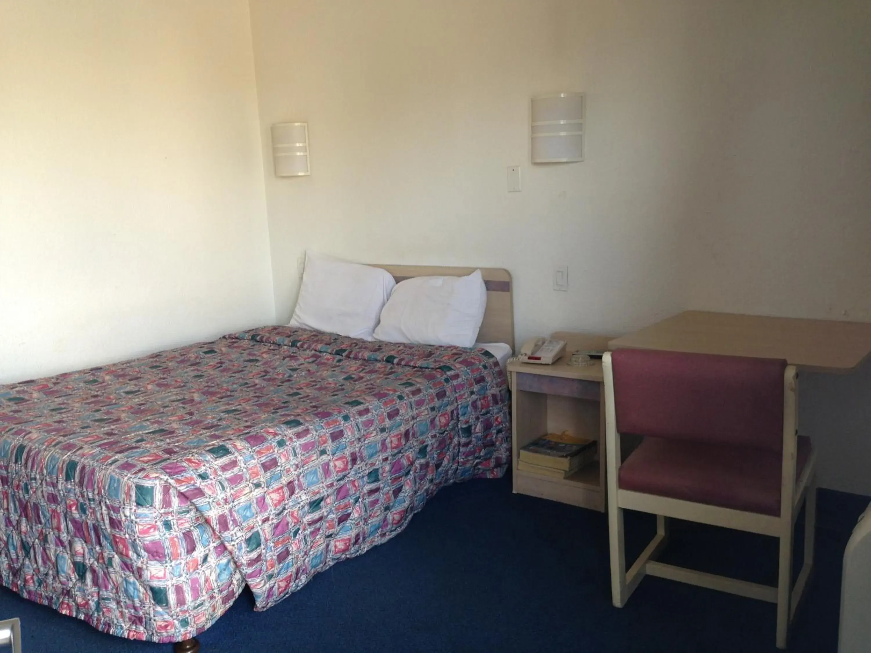 Queen Room in Relax Inn Forth Worth Queen Room in Relax Inn Forth Worth