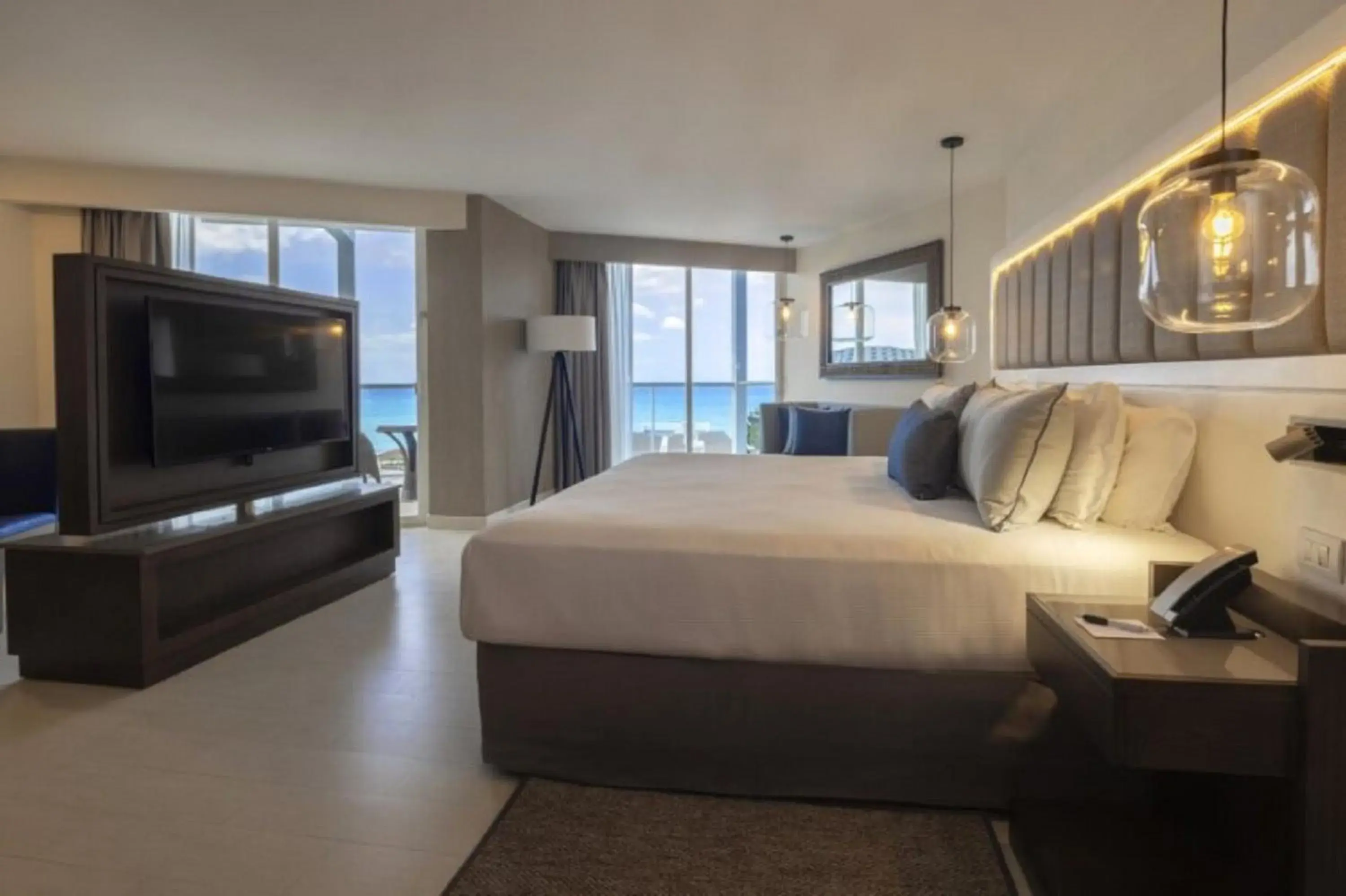 Luxury Junior Suite Ocean View Diamond Club - single occupancy in Royalton Hideaway Blue Waters, An Autograph Collection All-Inclusive Resort - Adults Only Luxury Junior Suite Ocean View Diamond Club - single occupancy in Royalton Hideaway Blue Waters, An Autograph Collection All-Inclusive Resort - Adults Only