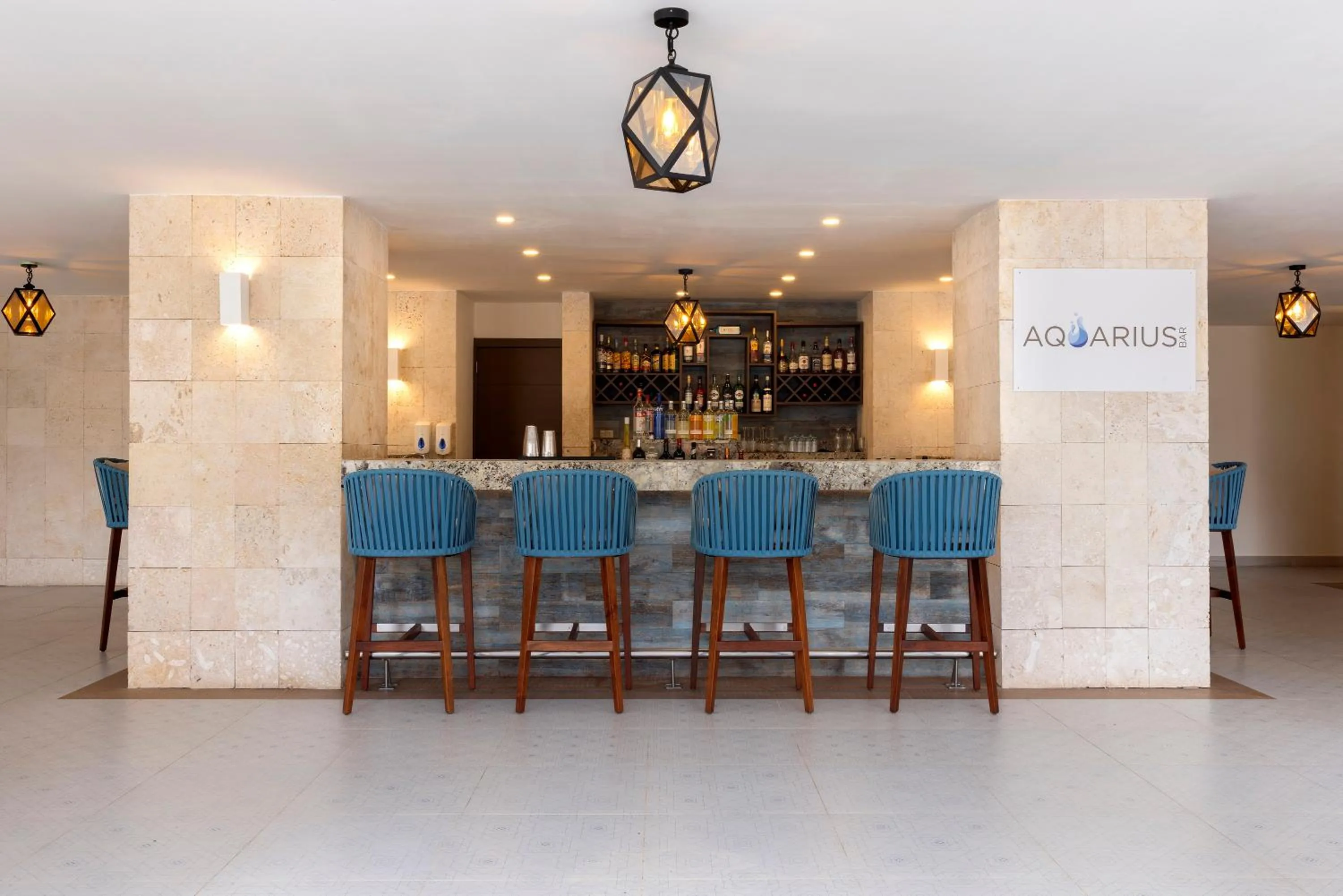 Lounge or bar in Royalton Hideaway Blue Waters, An Autograph Collection All-Inclusive Resort - Adults Only