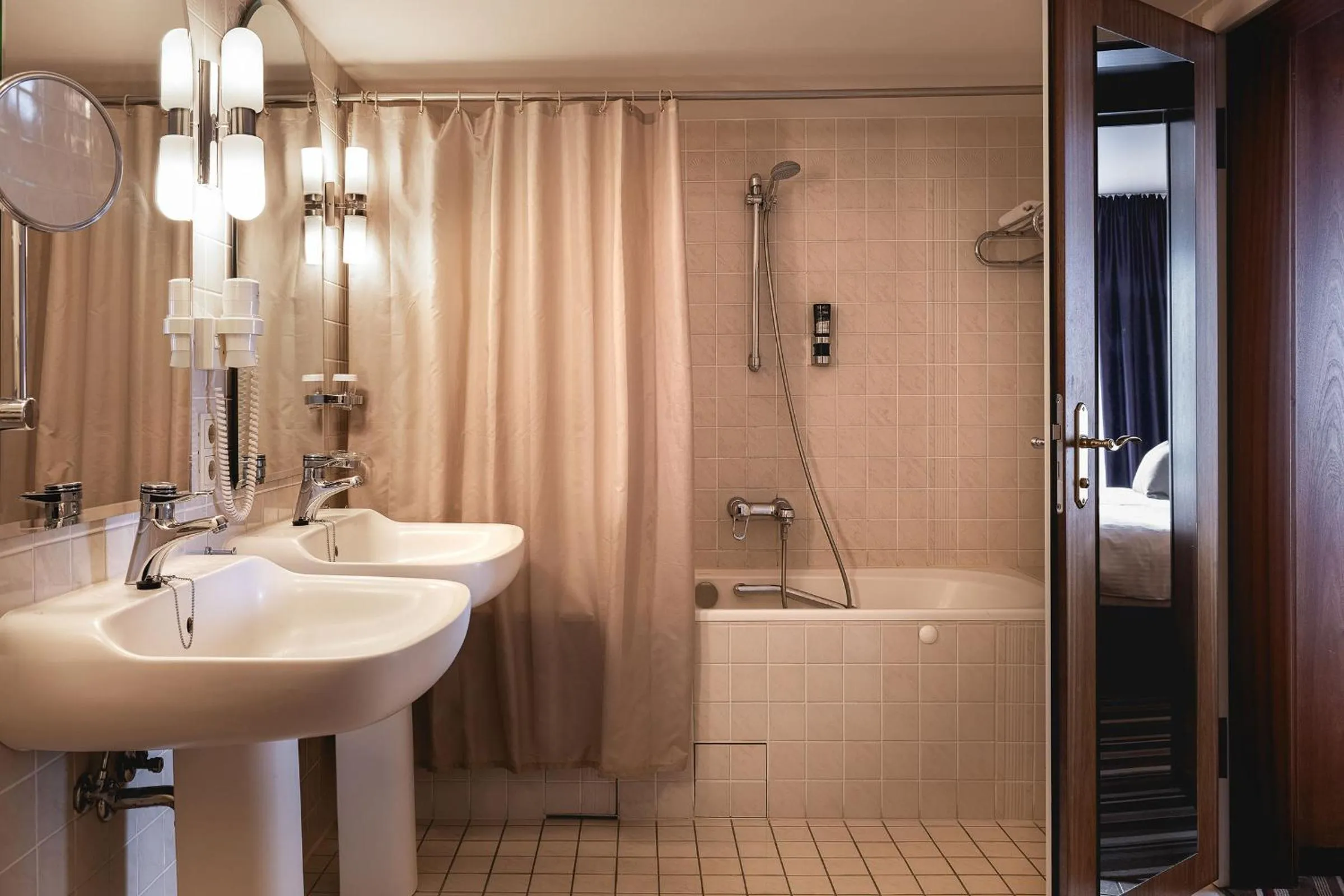 Toilet in Leonardo Hotel Weimar