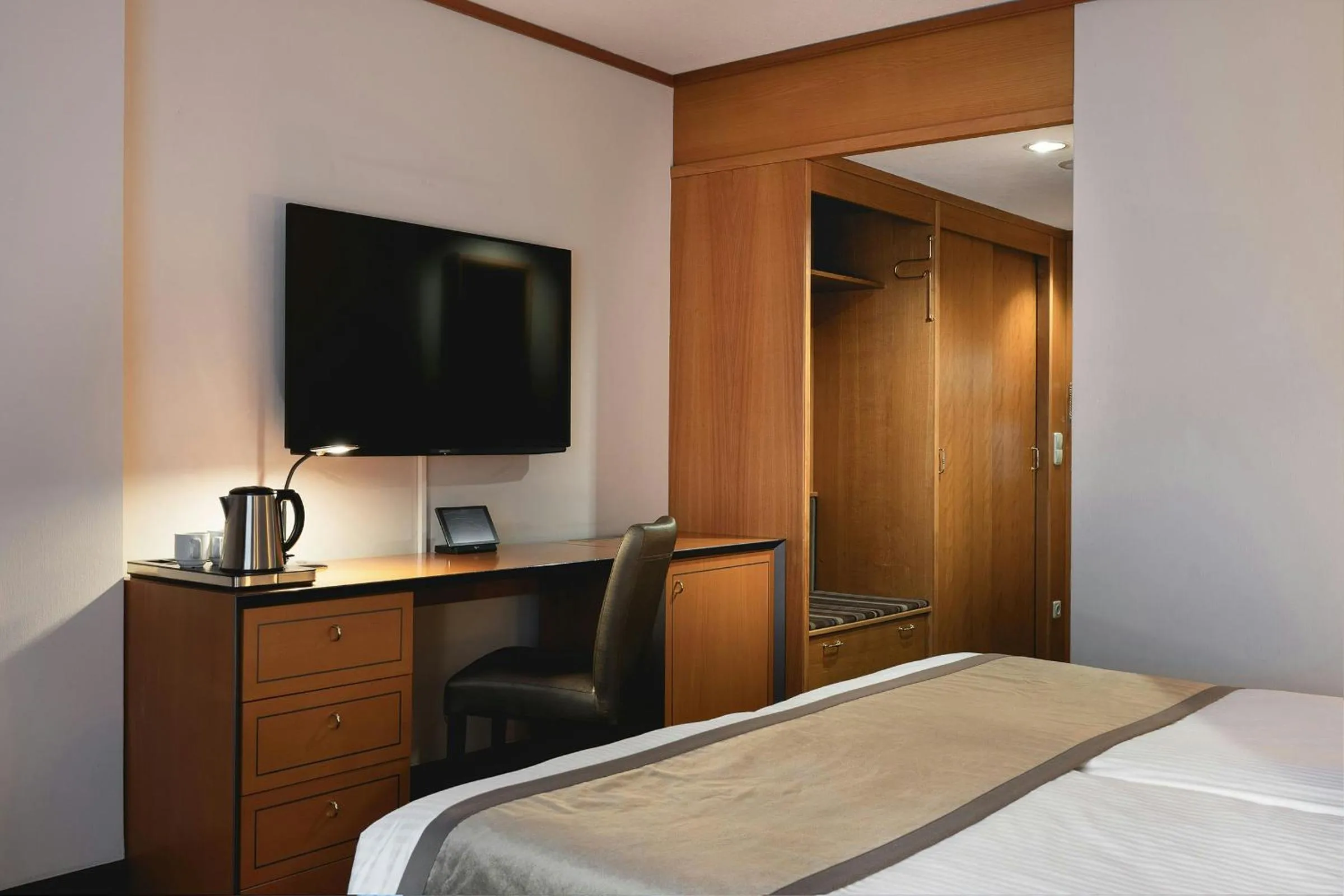 Photo of the whole room, Bed in Leonardo Hotel Weimar