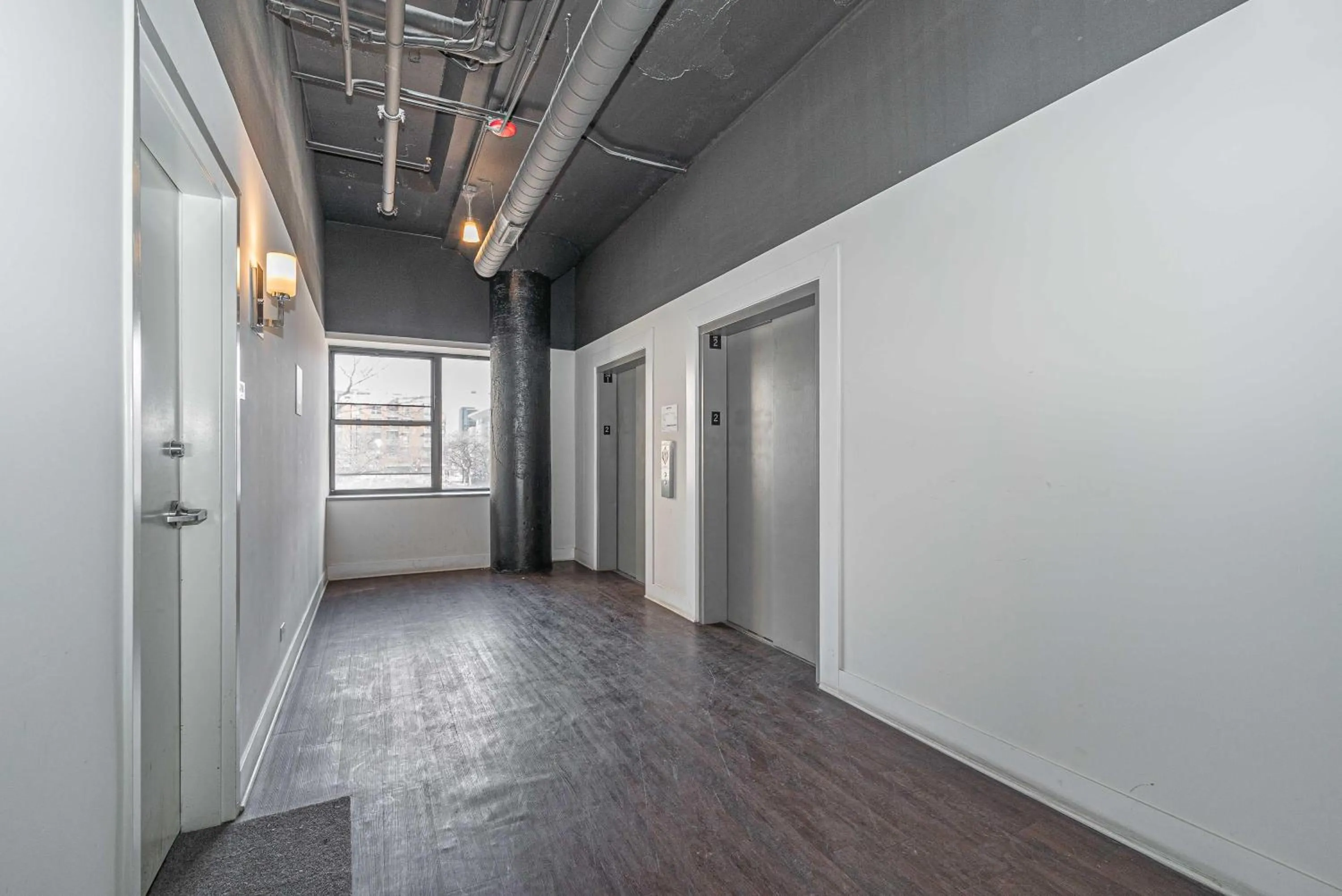 Modern 2BR Loft with Amazing City Skyline View and Optional Parking for 8 Guests Near McCormick Place and Soldier Field