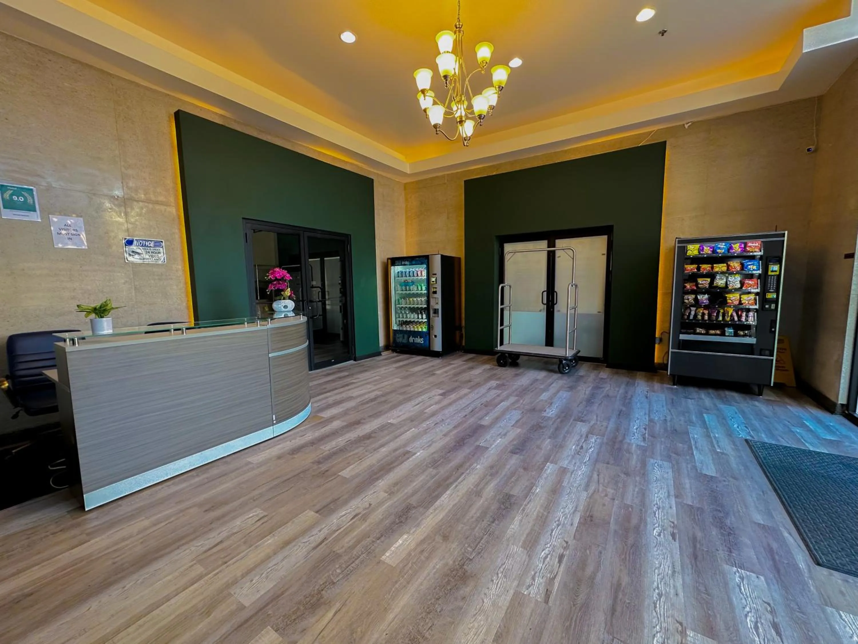 Modern 2BR Loft with Amazing City Skyline View and Optional Parking for 8 Guests Near McCormick Place and Soldier Field