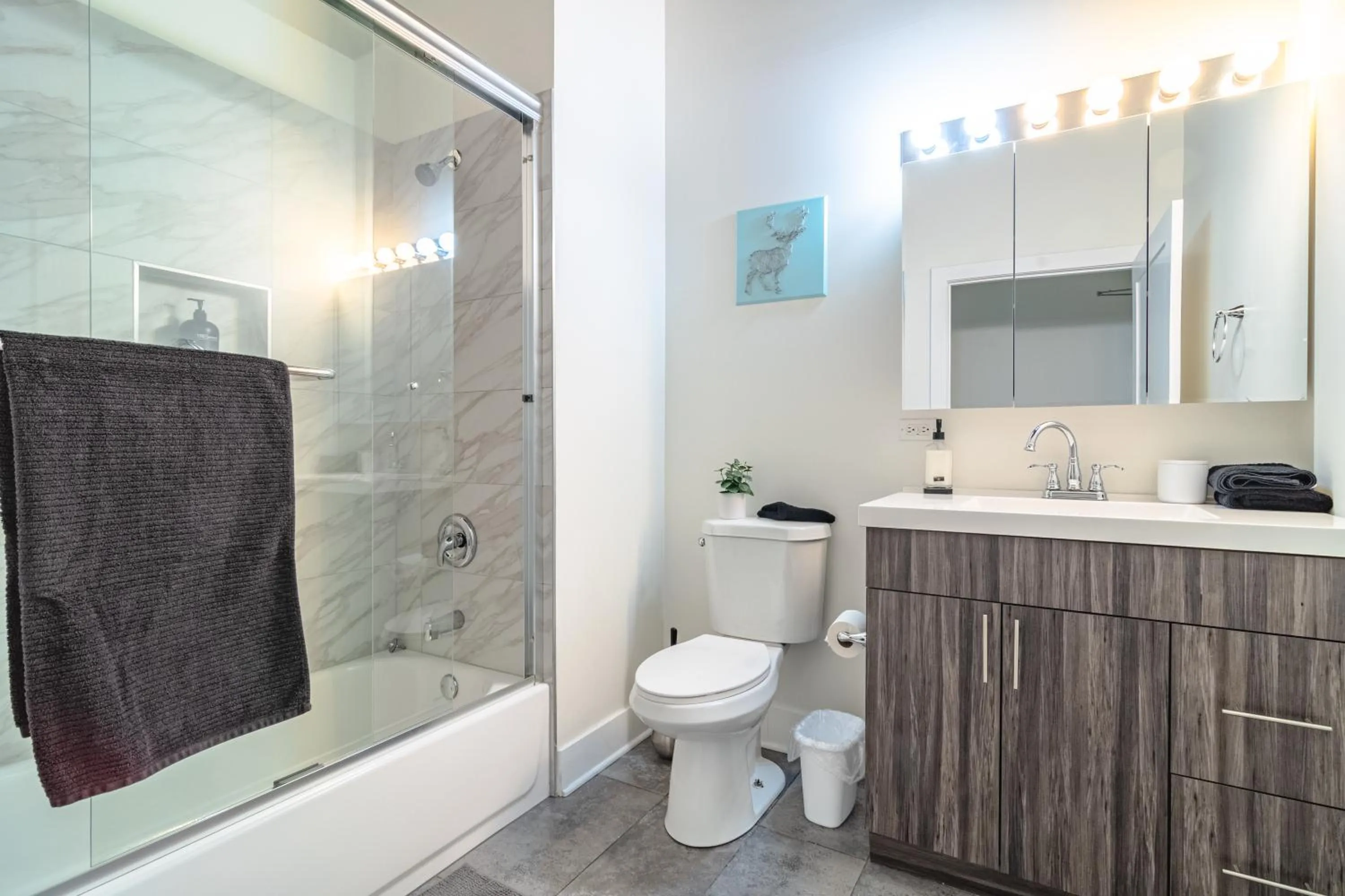 Modern 2BR Loft with Amazing City Skyline View and Optional Parking for 8 Guests Near McCormick Place and Soldier Field