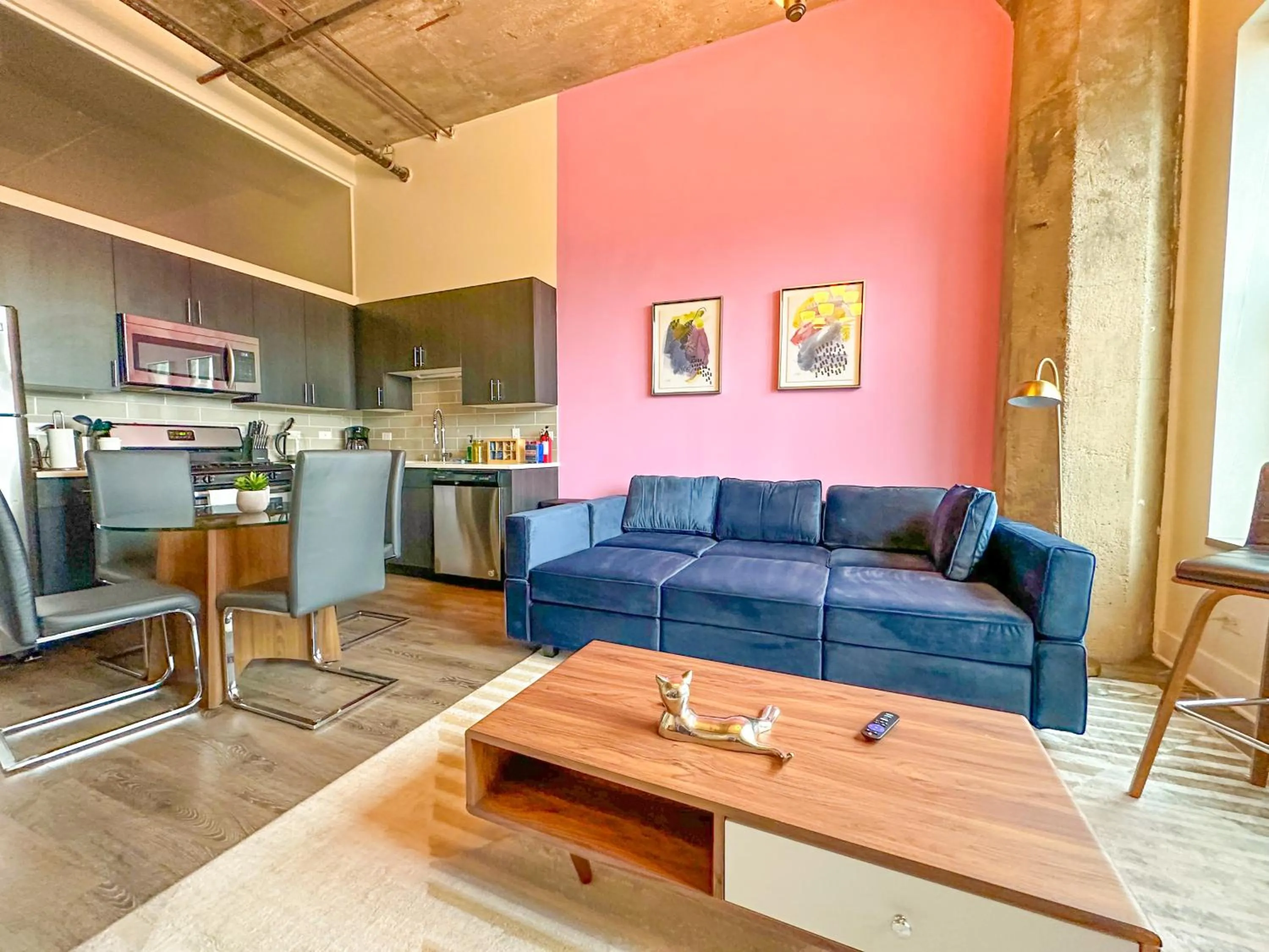 Modern 2BR Loft with Amazing City Skyline View and Optional Parking for 8 Guests Near McCormick Place and Soldier Field