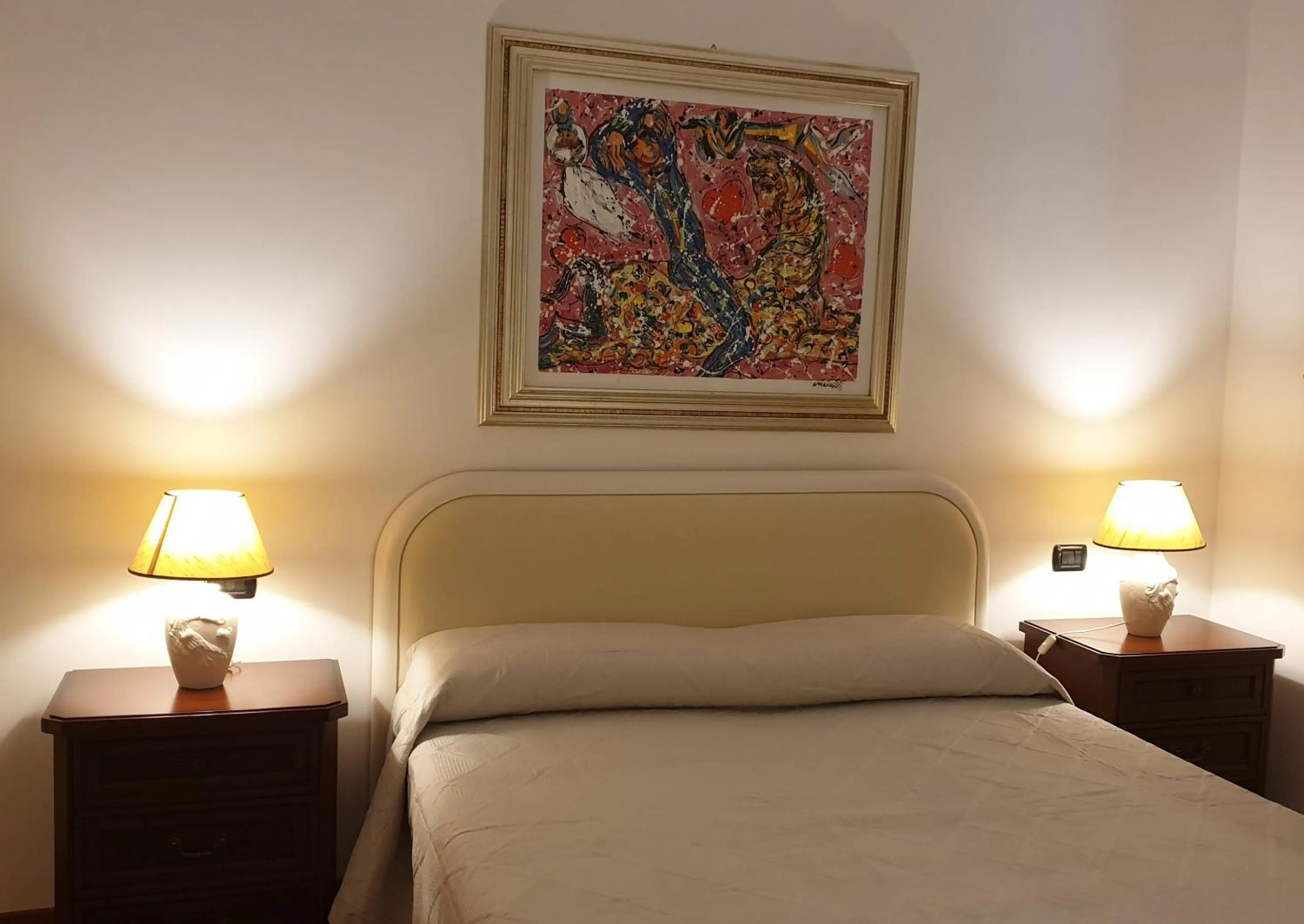 Photo of the whole room, Bed in station69 location