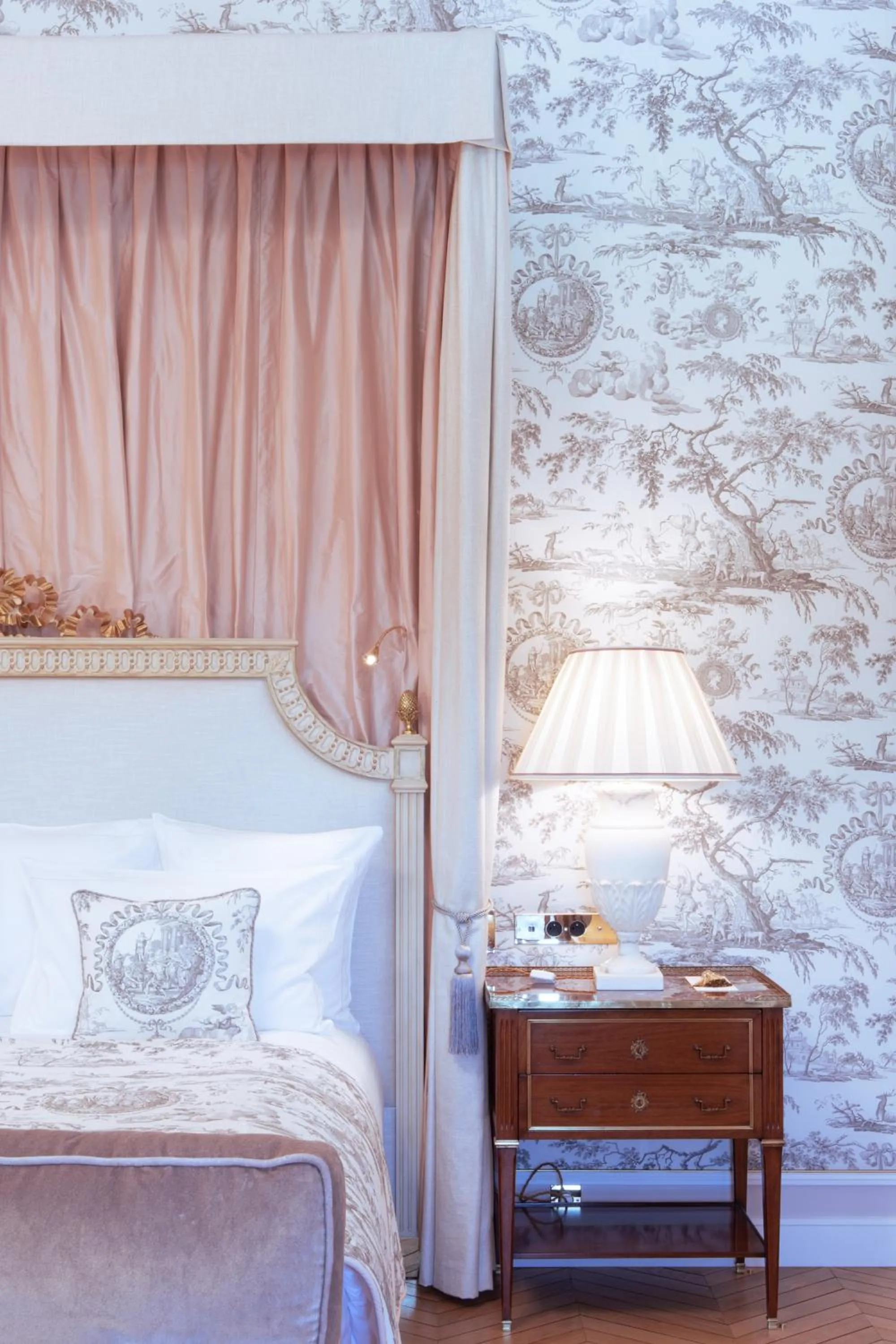 Bedroom, Bed in Domaine les Crayères