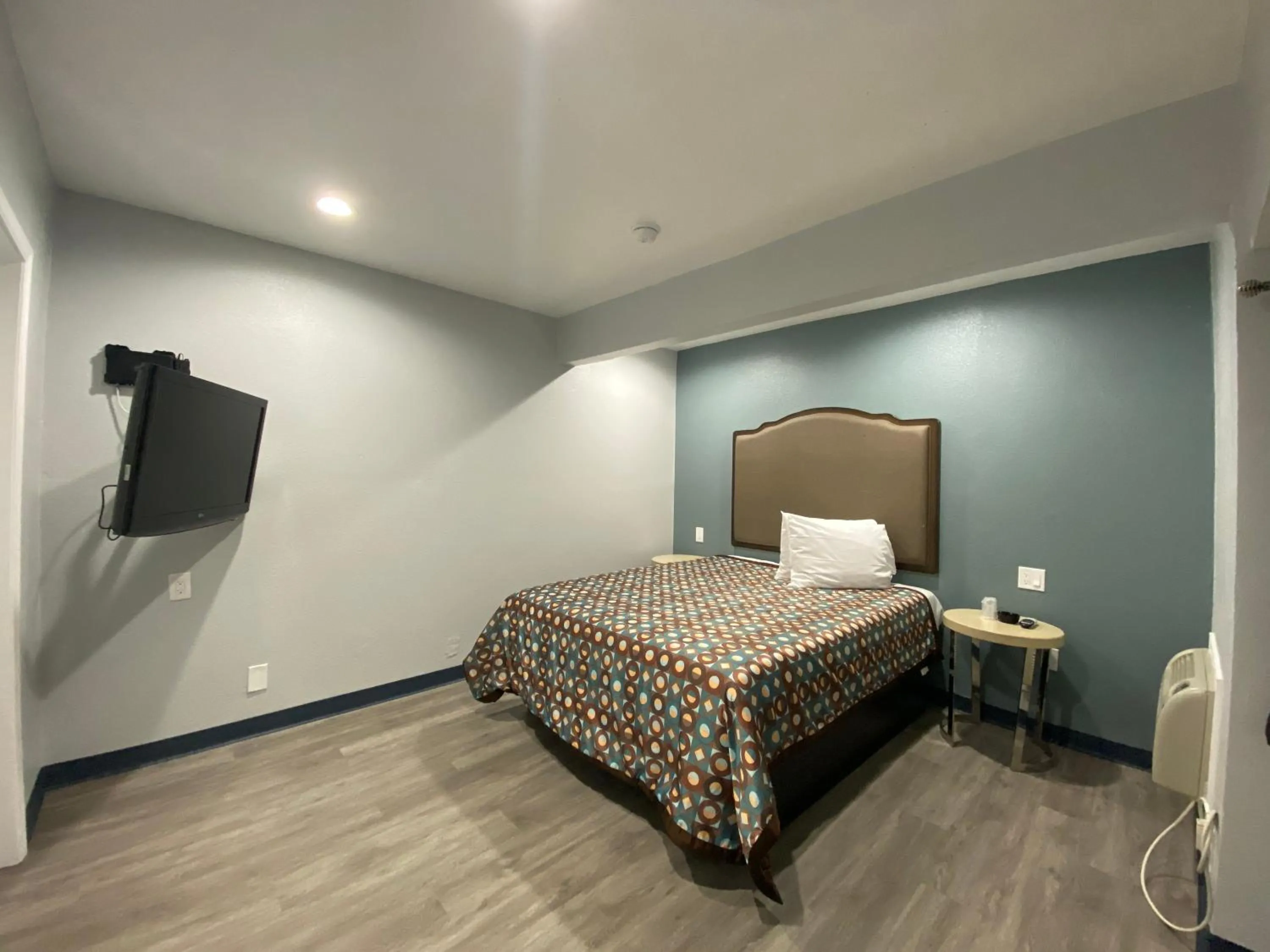 Bed in Motel 66 Los Angeles