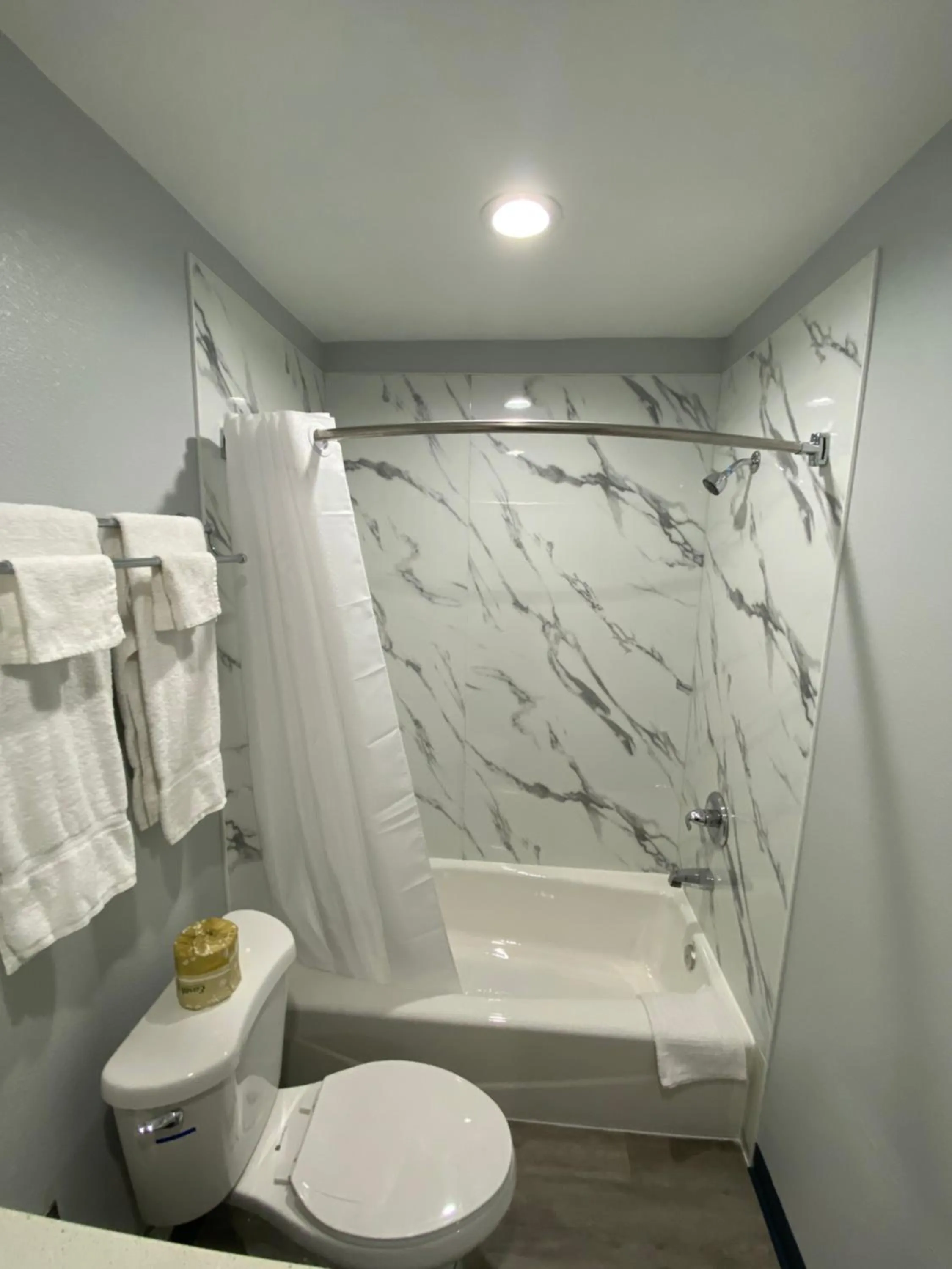 Bathroom in Motel 66 Los Angeles