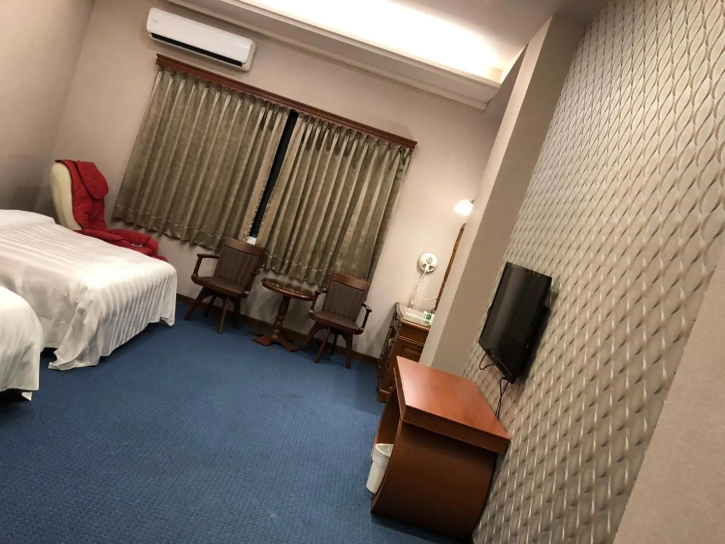 TV and multimedia, Bed in England Business Motel