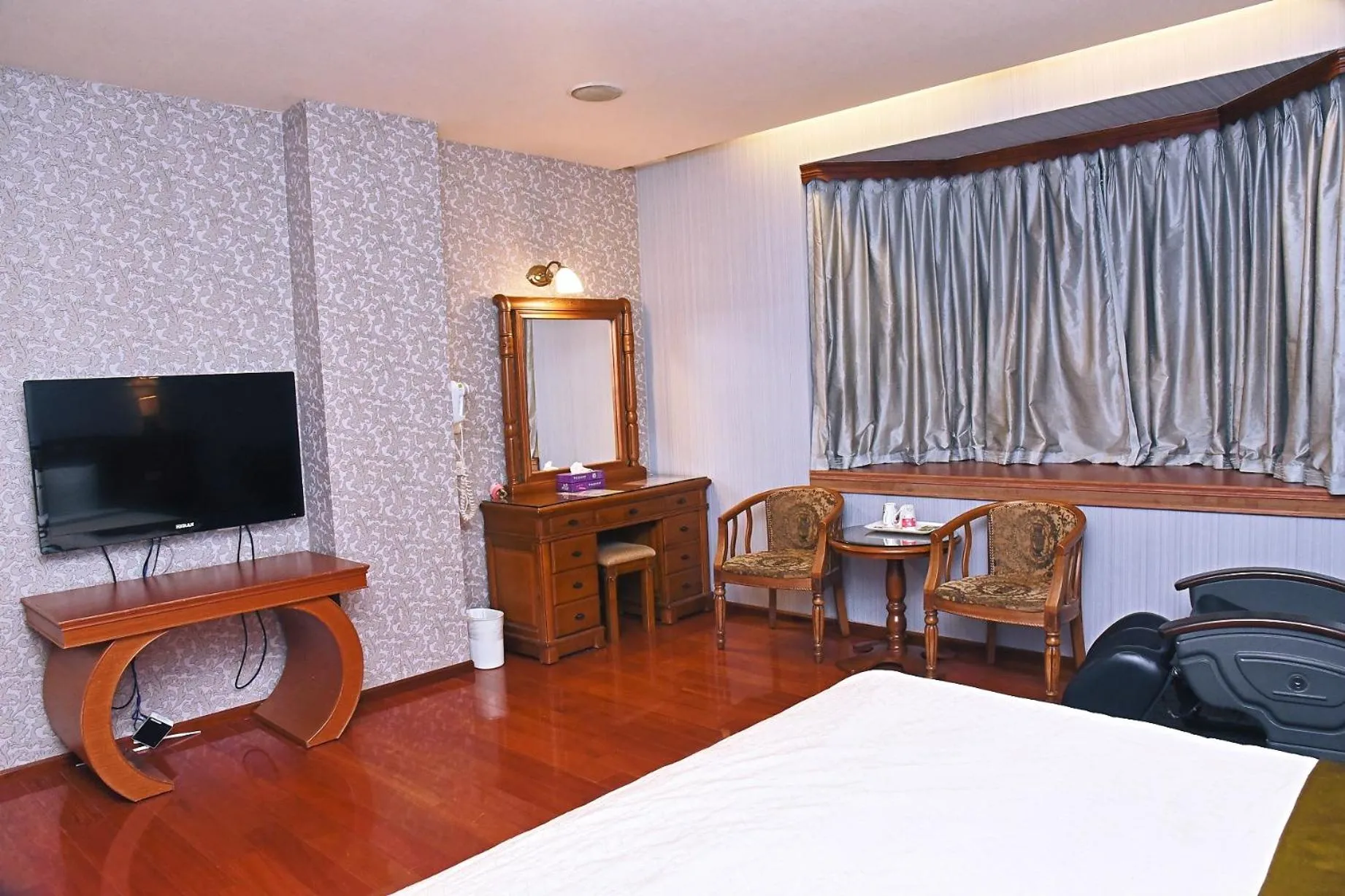 TV and multimedia, Bed in England Business Motel