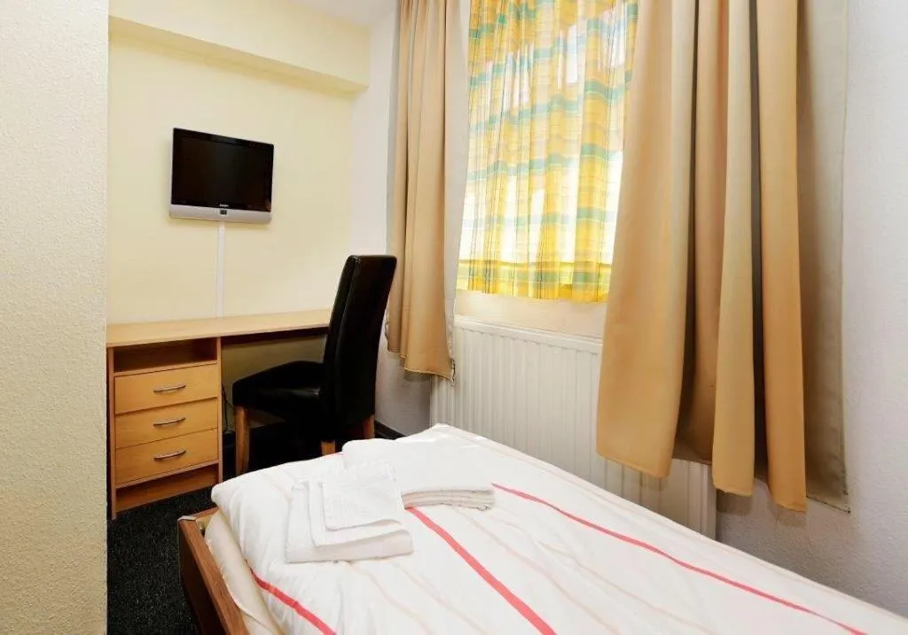 Bed in Hotel Goldener Hahn