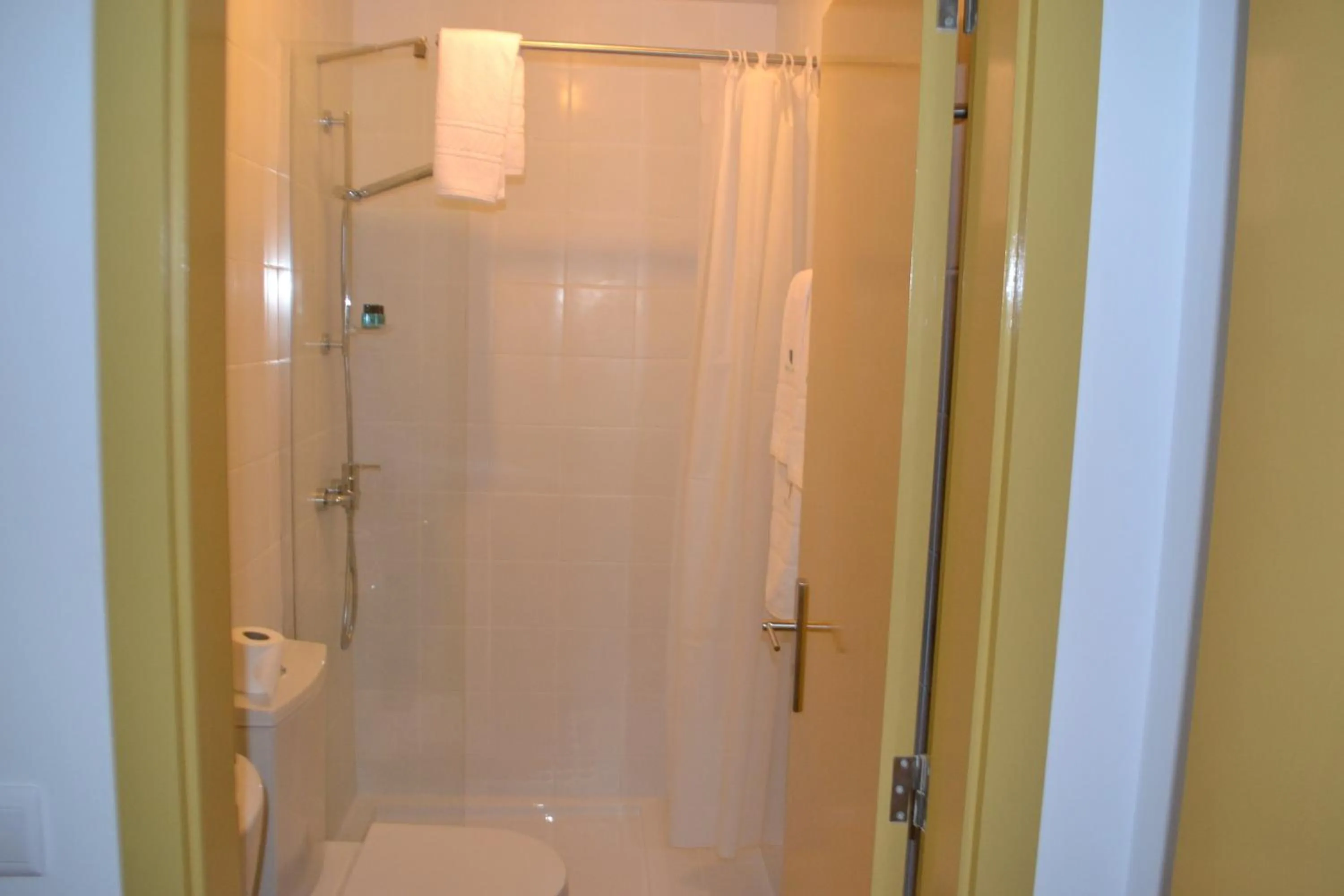 Bathroom in Hotel Comércio