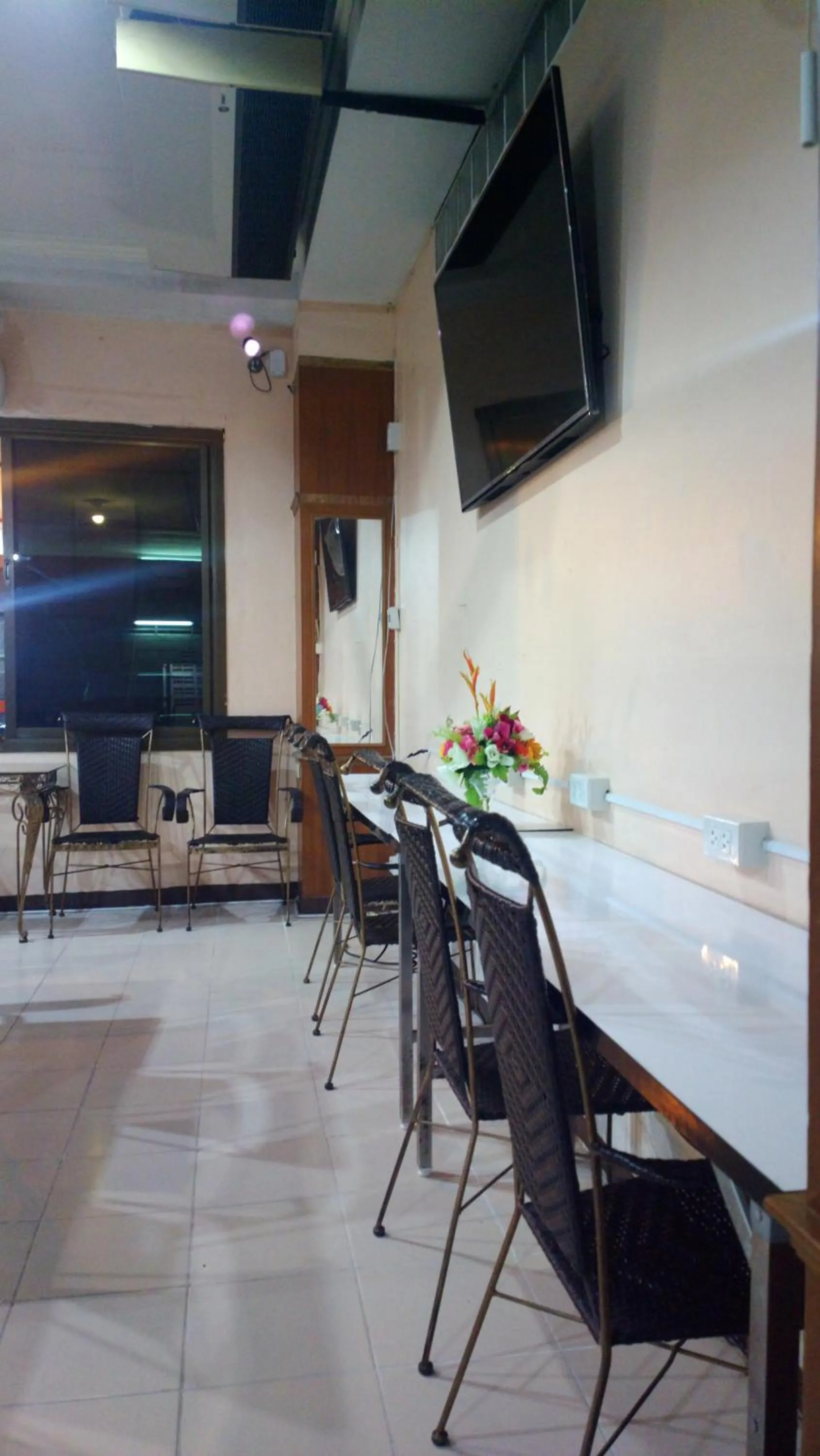 Communal lounge/ TV room in Hua Hin Euro City Hotel