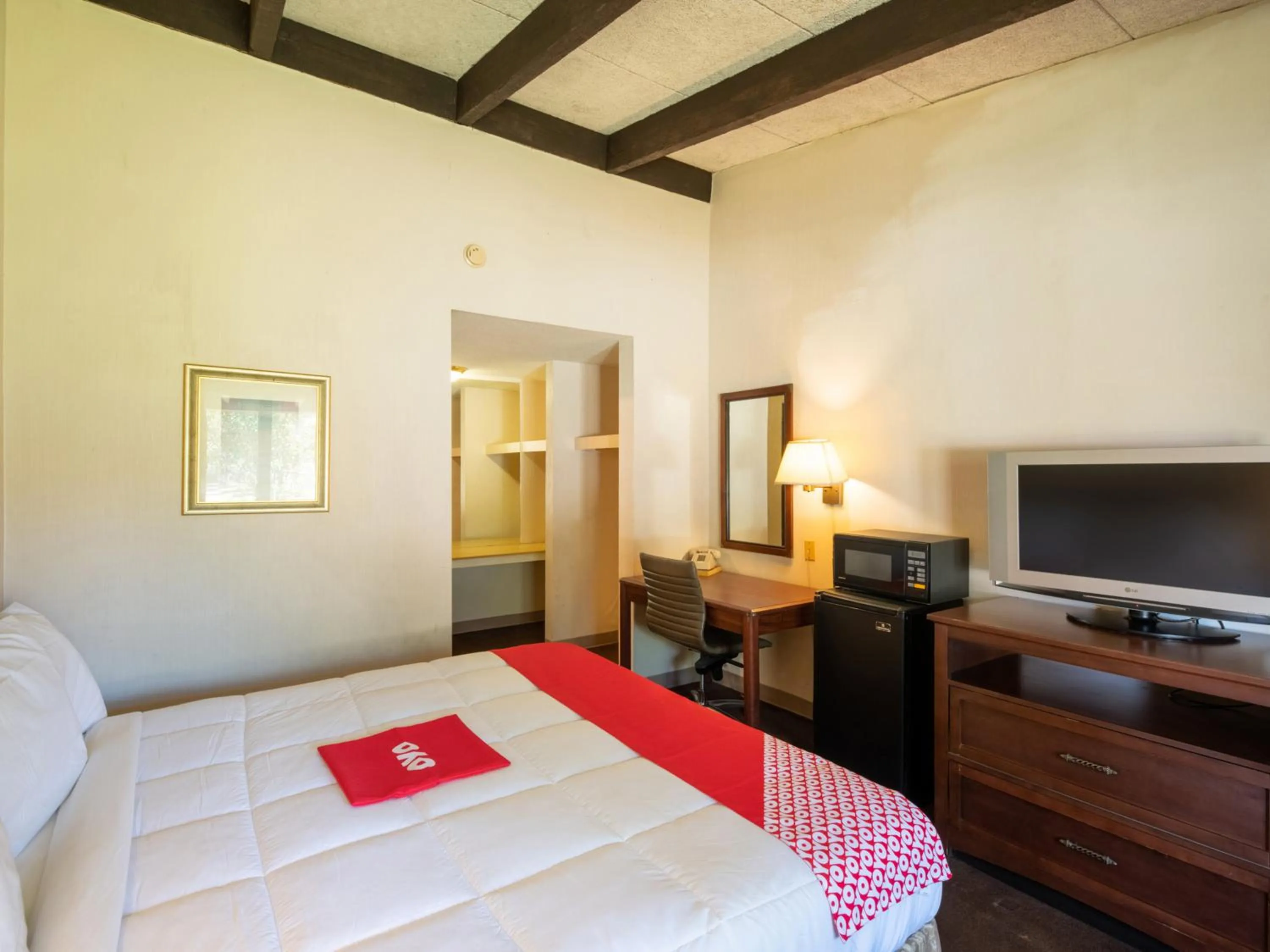 Bedroom, TV/Entertainment Center in Hotel O Bay City, TX-35