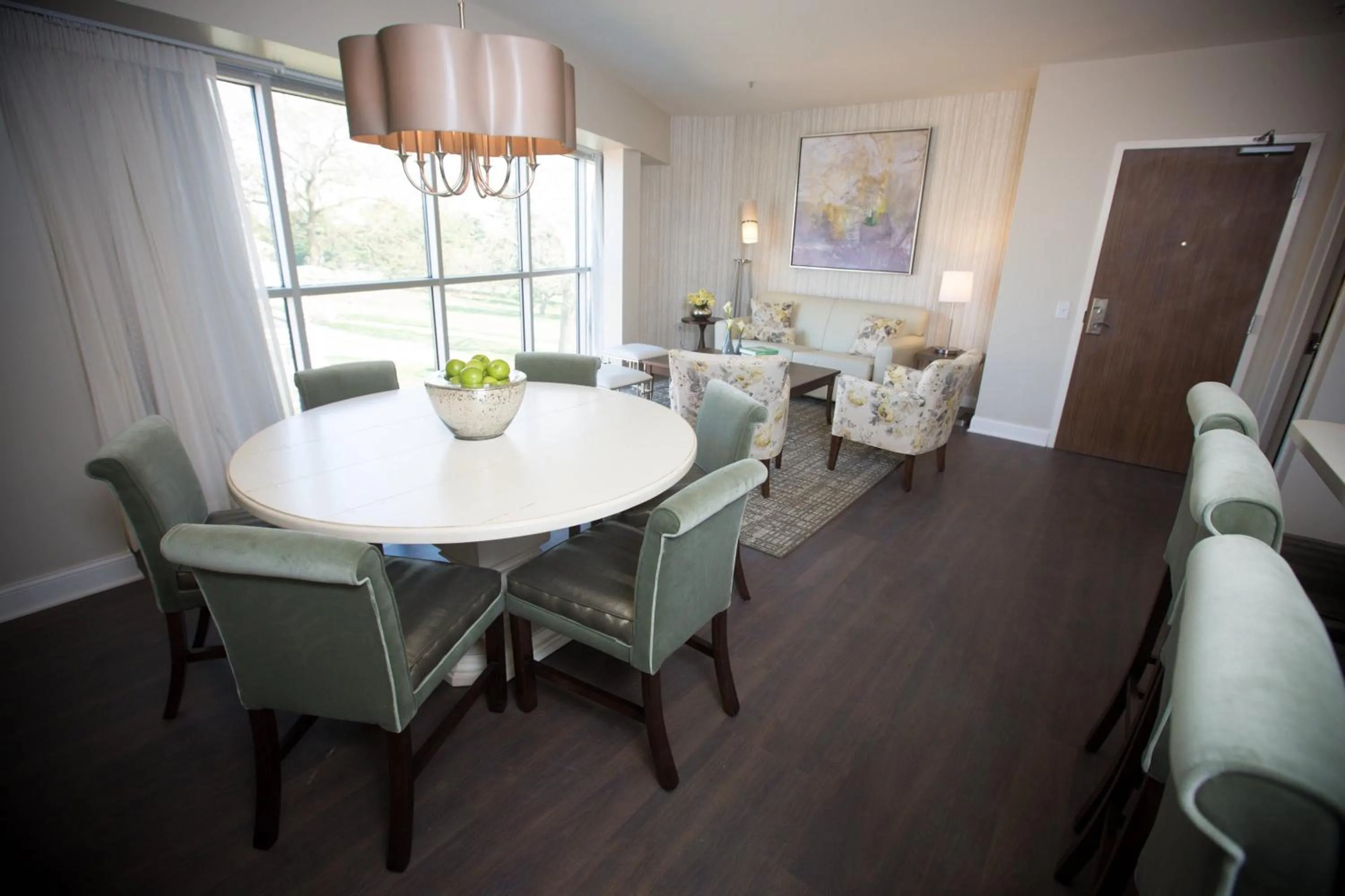 Photo of the whole room in Courtyard by Marriott Philadelphia Springfield