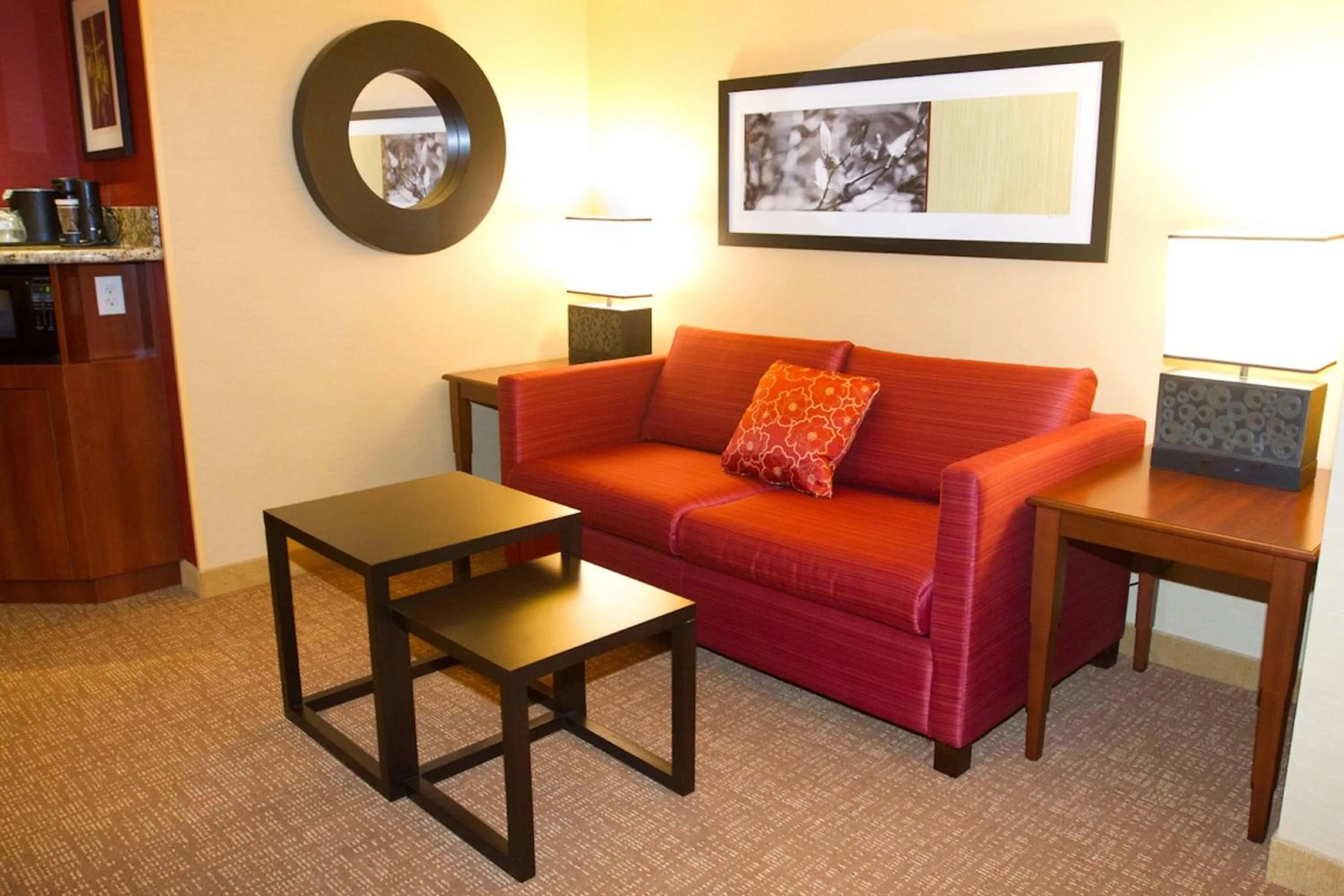 Living room in Courtyard by Marriott Philadelphia Springfield