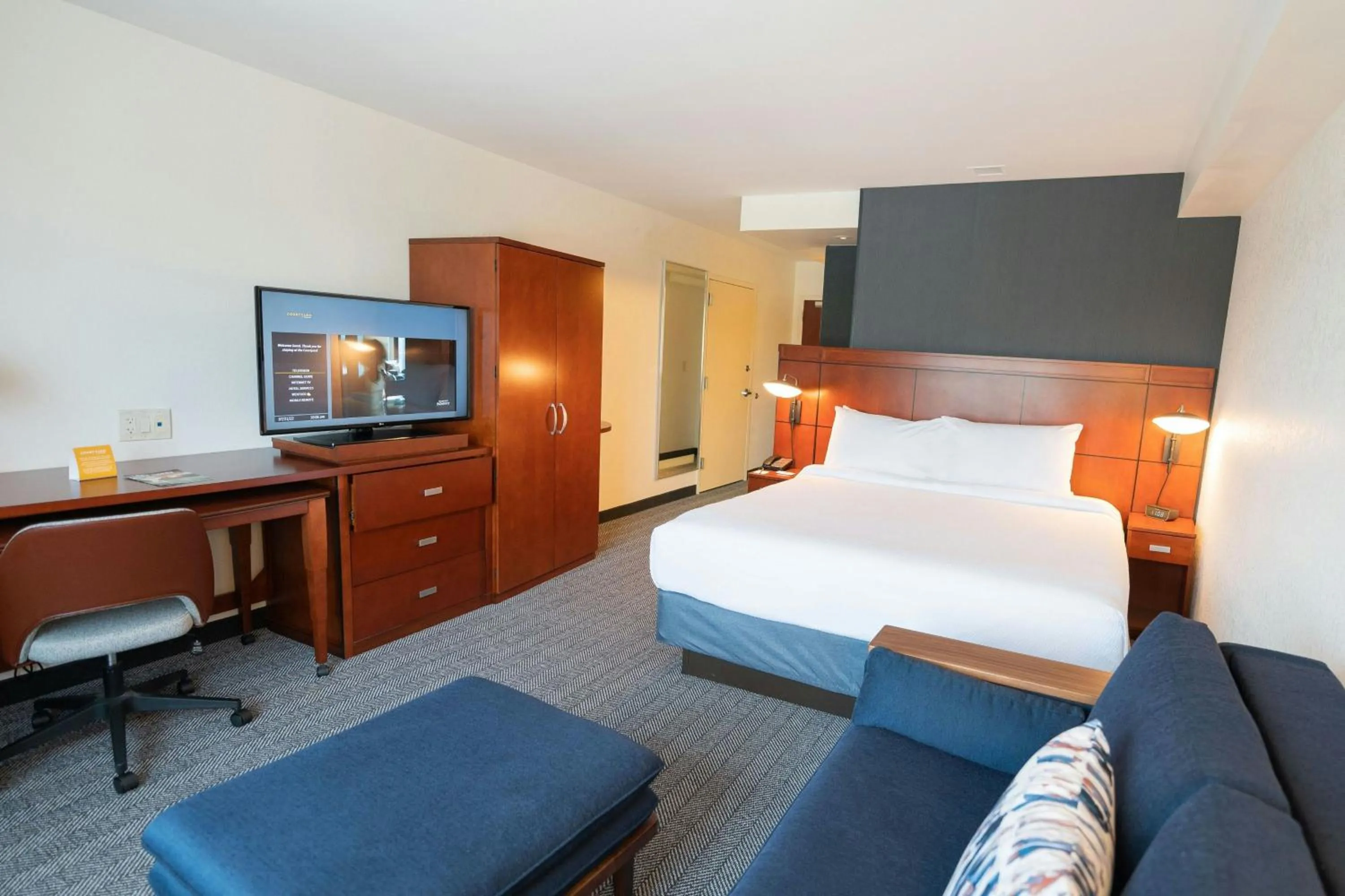Photo of the whole room, Bed in Courtyard by Marriott Philadelphia Springfield