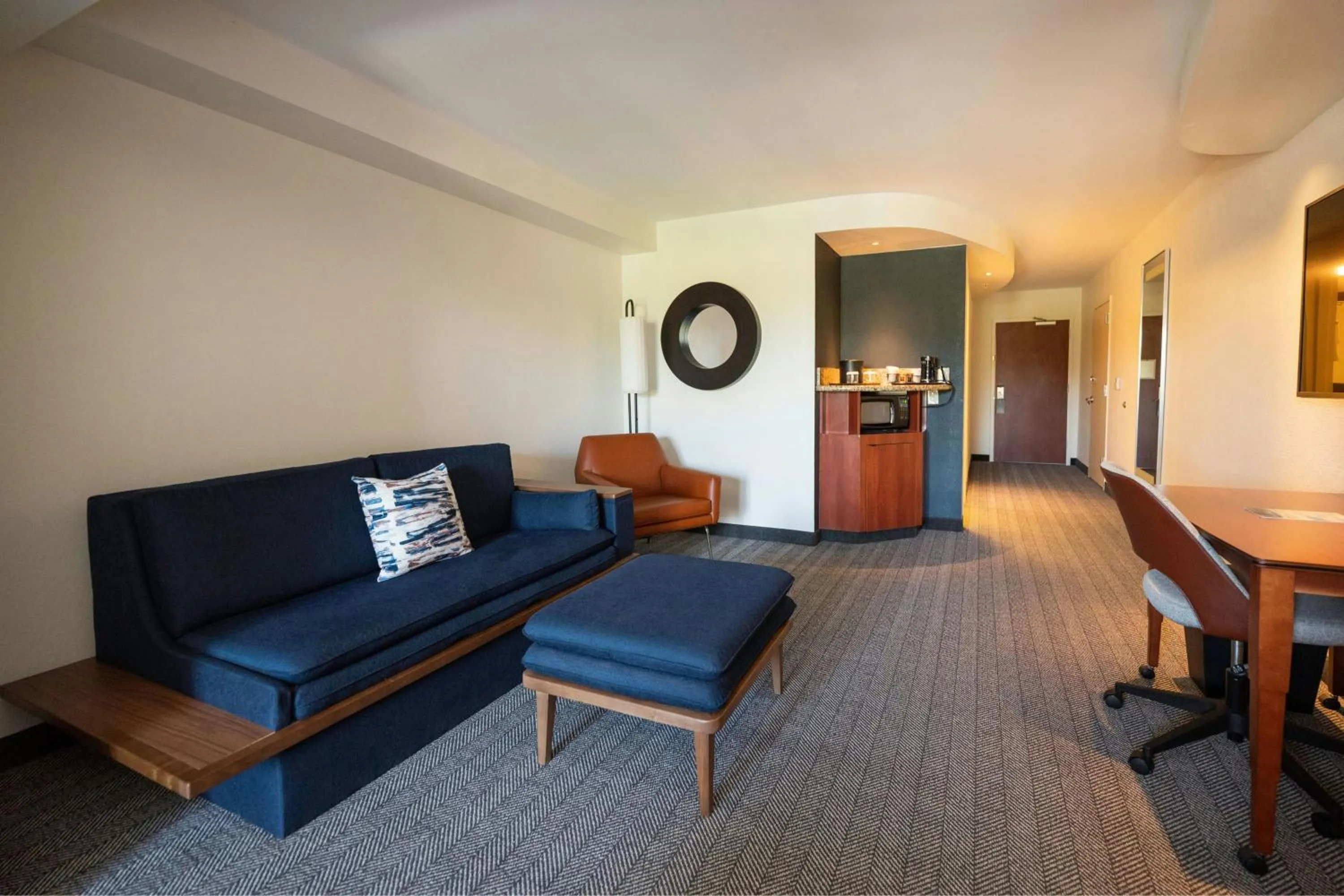 Photo of the whole room in Courtyard by Marriott Philadelphia Springfield