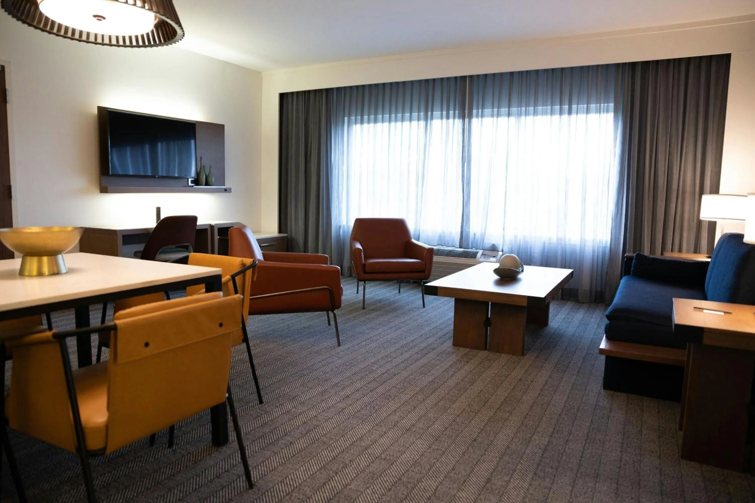 Photo of the whole room in Courtyard by Marriott Philadelphia Springfield